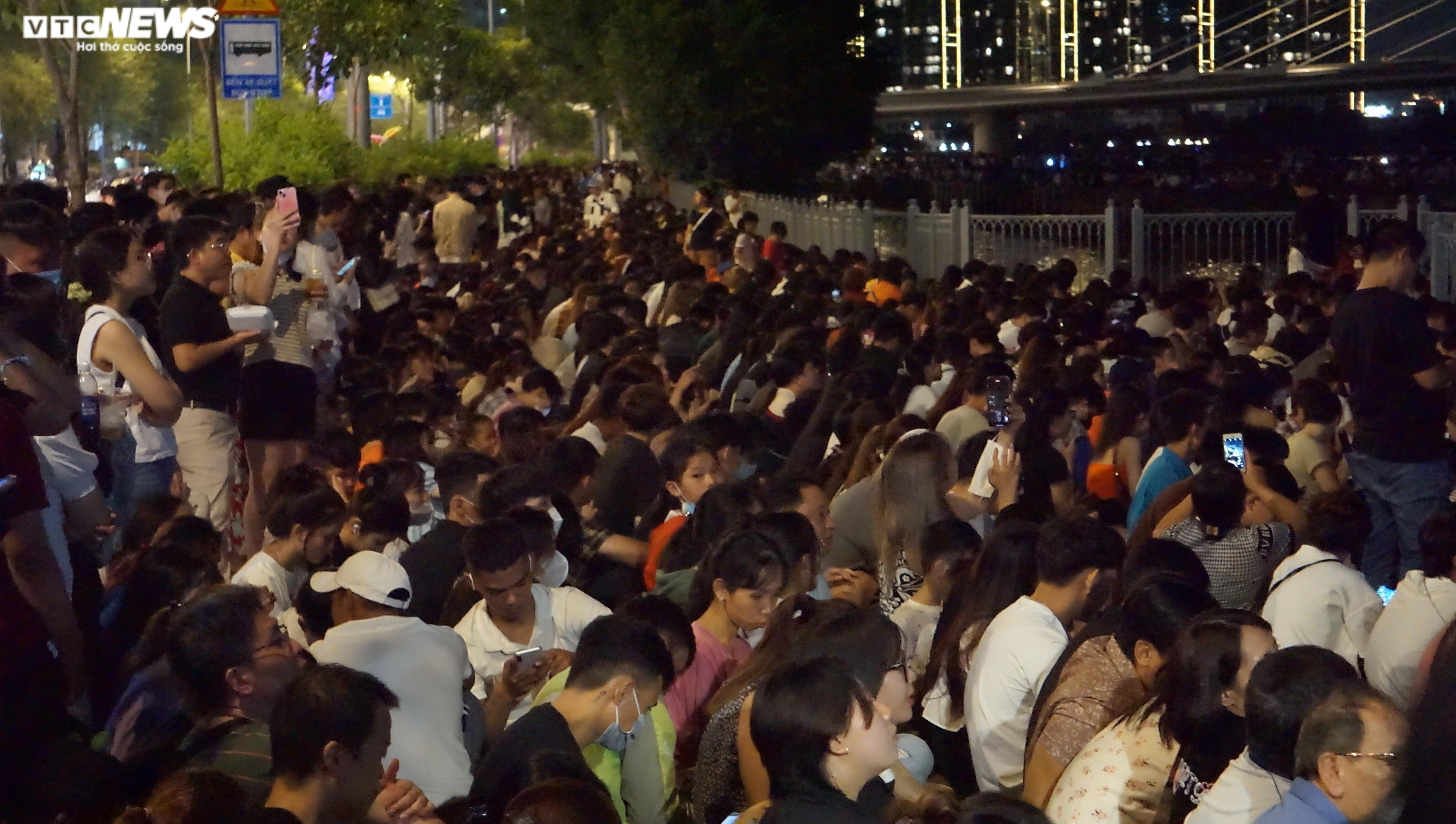 Hàng nghìn người TP.HCM chen chúc, chờ xem bắn pháo hoa dịp Quốc khánh 2/9 - 5