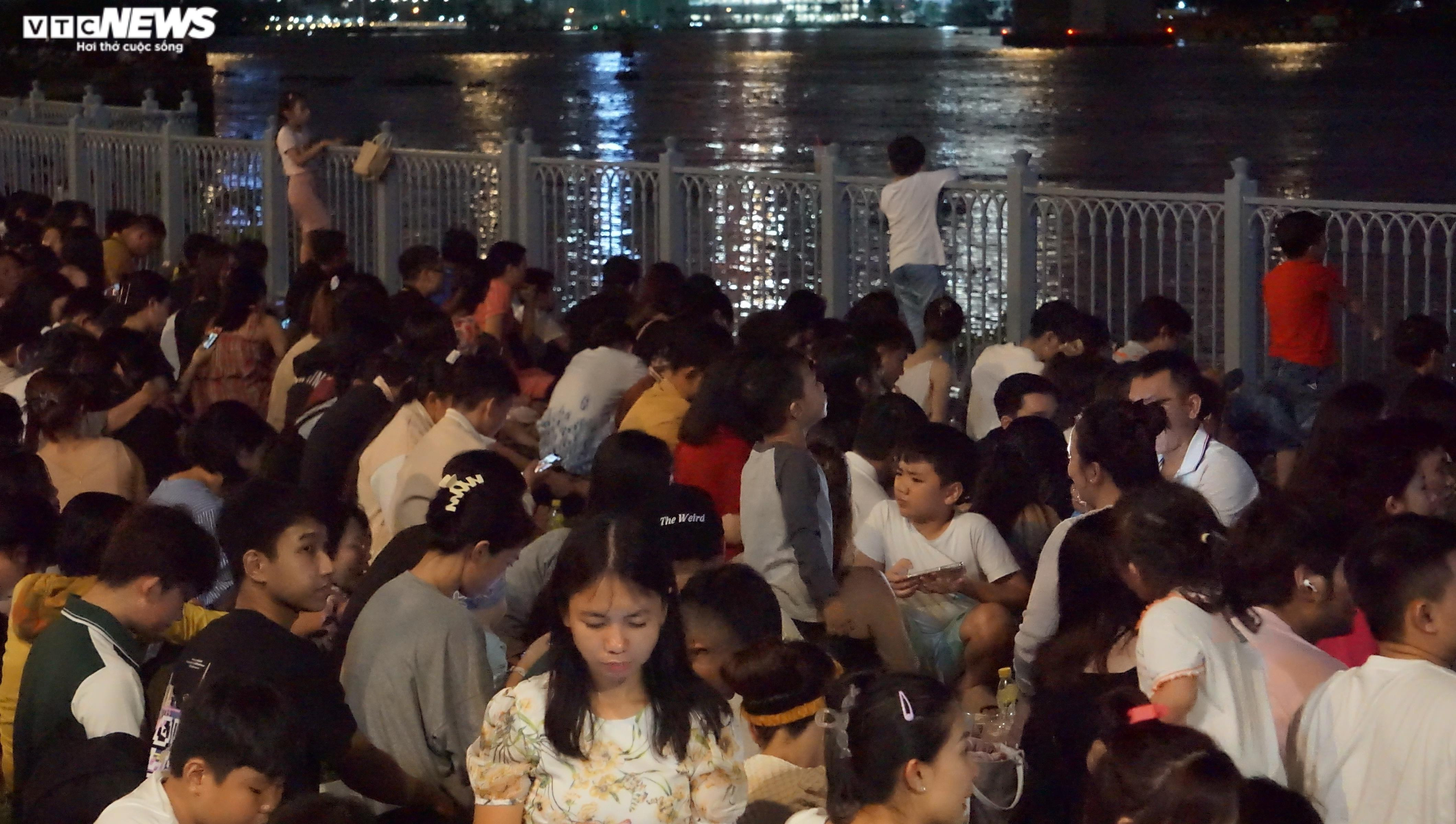 Hàng nghìn người TP.HCM chen chúc, chờ xem bắn pháo hoa dịp Quốc khánh 2/9 - 6