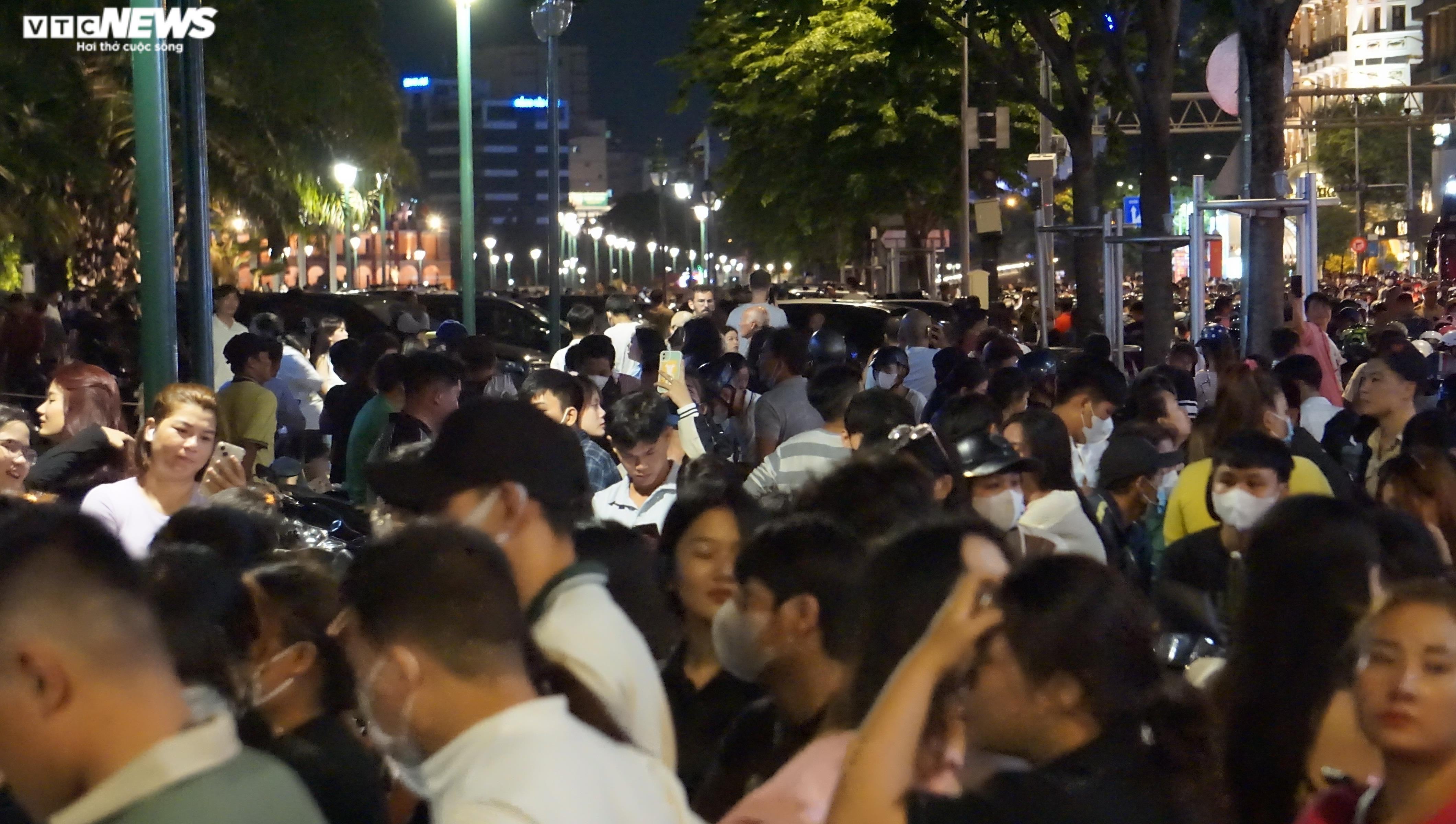 Bầu trời TP.HCM rực sáng pháo hoa mừng ngày Quốc khánh 2/9 - 2