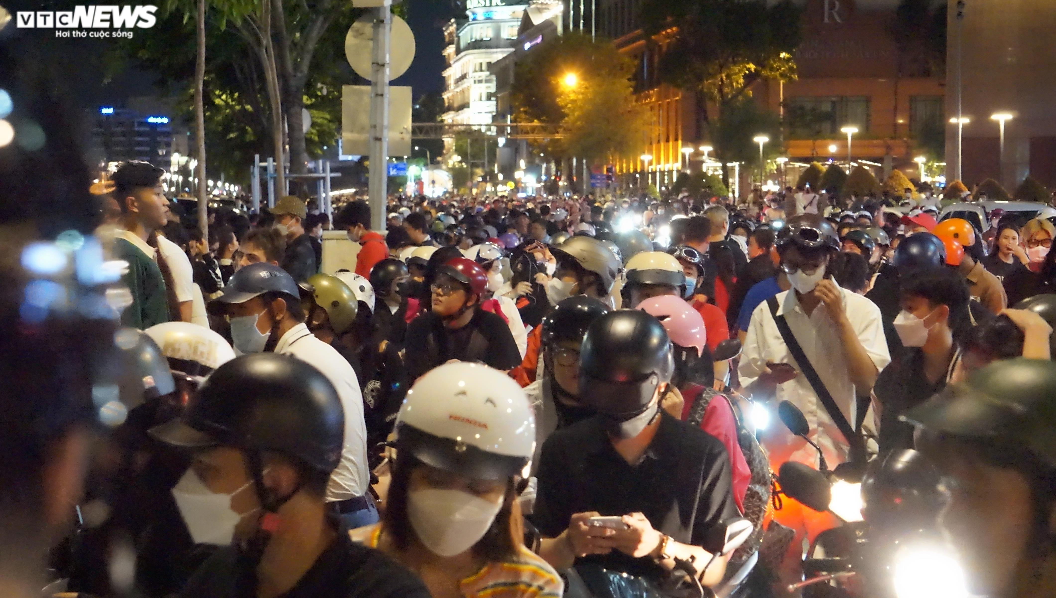 Hàng nghìn người TP.HCM chen chúc, chờ xem bắn pháo hoa dịp Quốc khánh 2/9 - 8