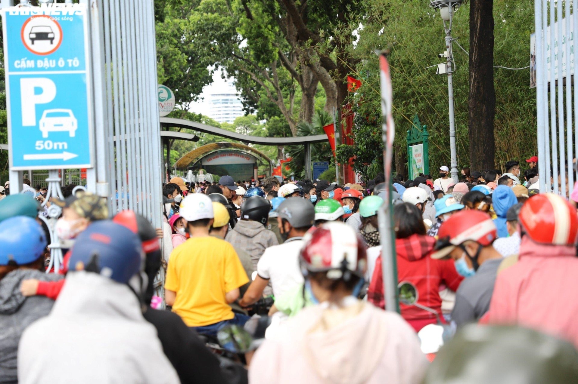Du khách đội mưa, chen nhau đi chơi lễ 2/9 ở TP.HCM - 2