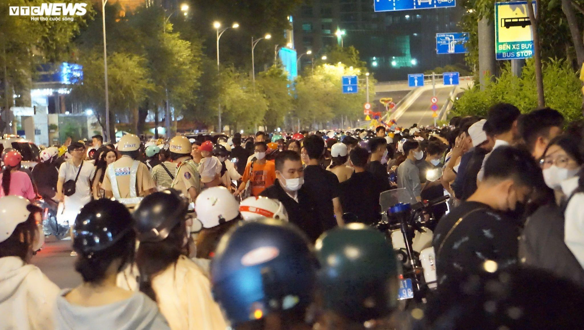 Hàng nghìn người TP.HCM chen chúc, chờ xem bắn pháo hoa dịp Quốc khánh 2/9 - 4