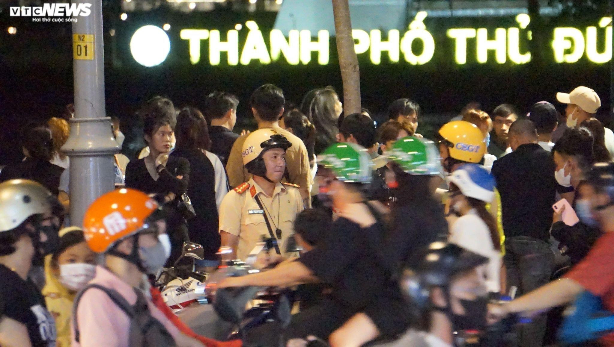 Hàng nghìn người TP.HCM chen chúc, chờ xem bắn pháo hoa dịp Quốc khánh 2/9 - 3