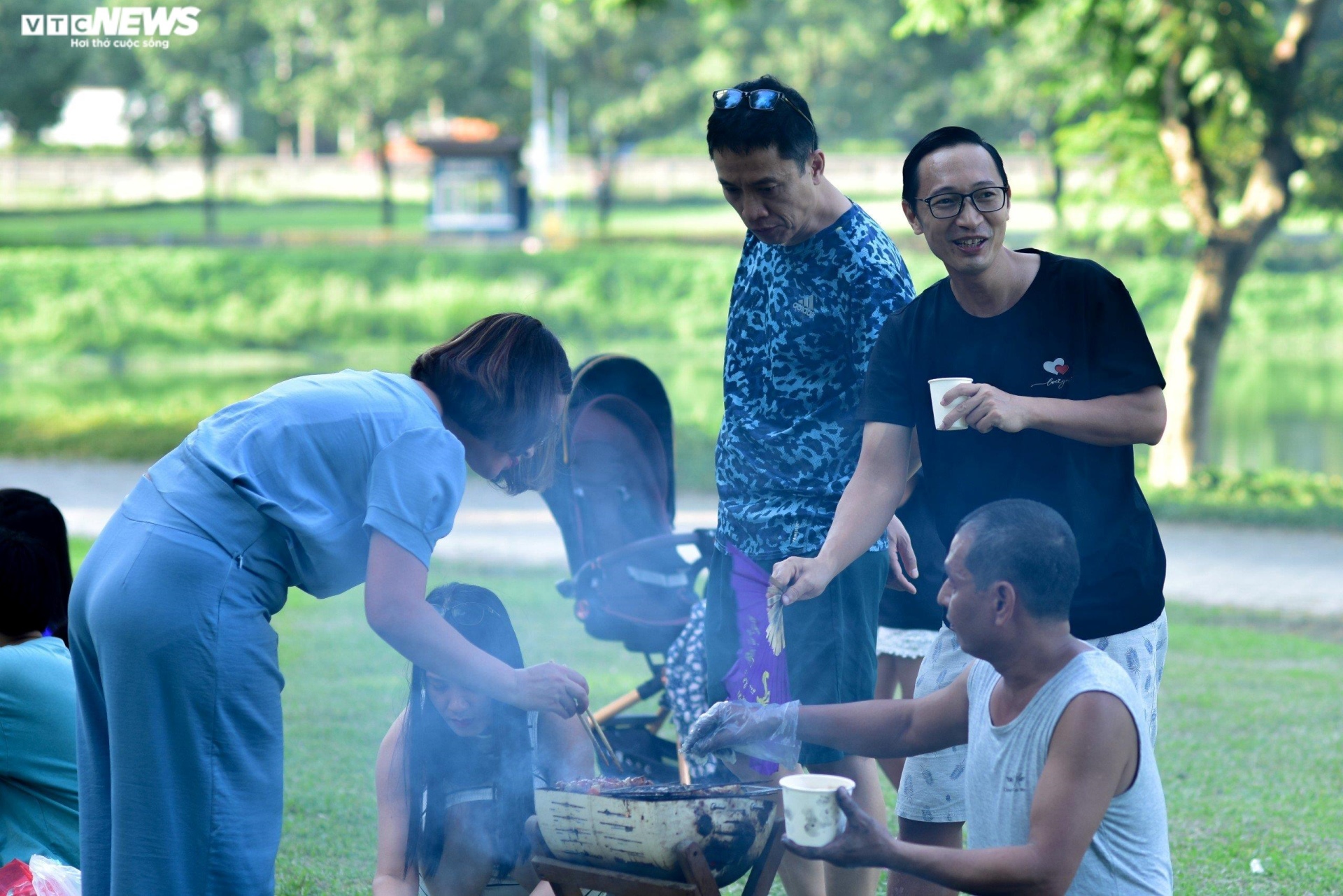 Nghỉ lễ 2/9, người Hà Nội đổ về công viên Yên Sở cắm trại, nướng thịt - 7