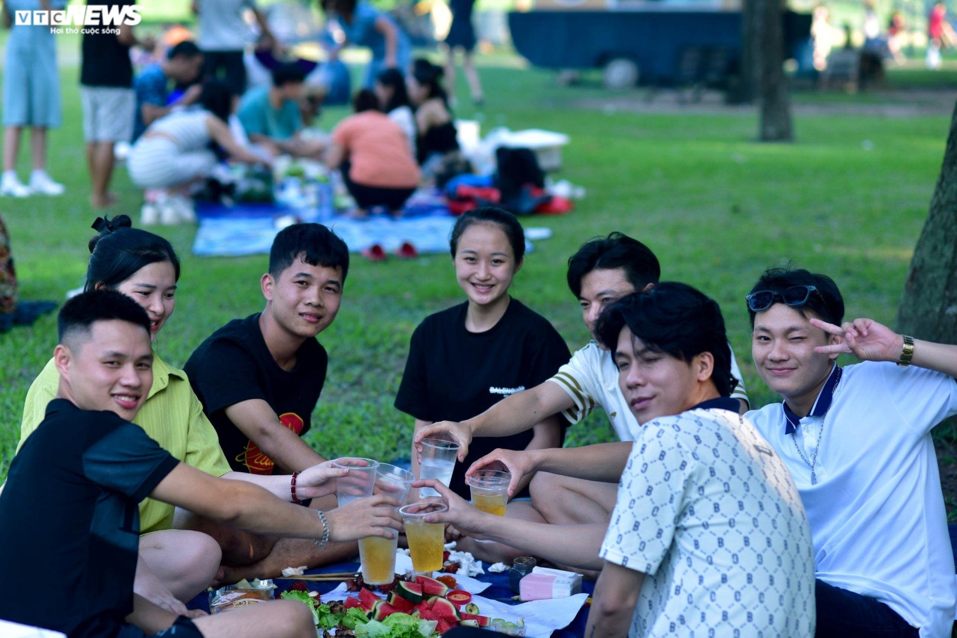 Nghỉ lễ 2/9, người Hà Nội đổ về công viên Yên Sở cắm trại, nướng thịt - 16