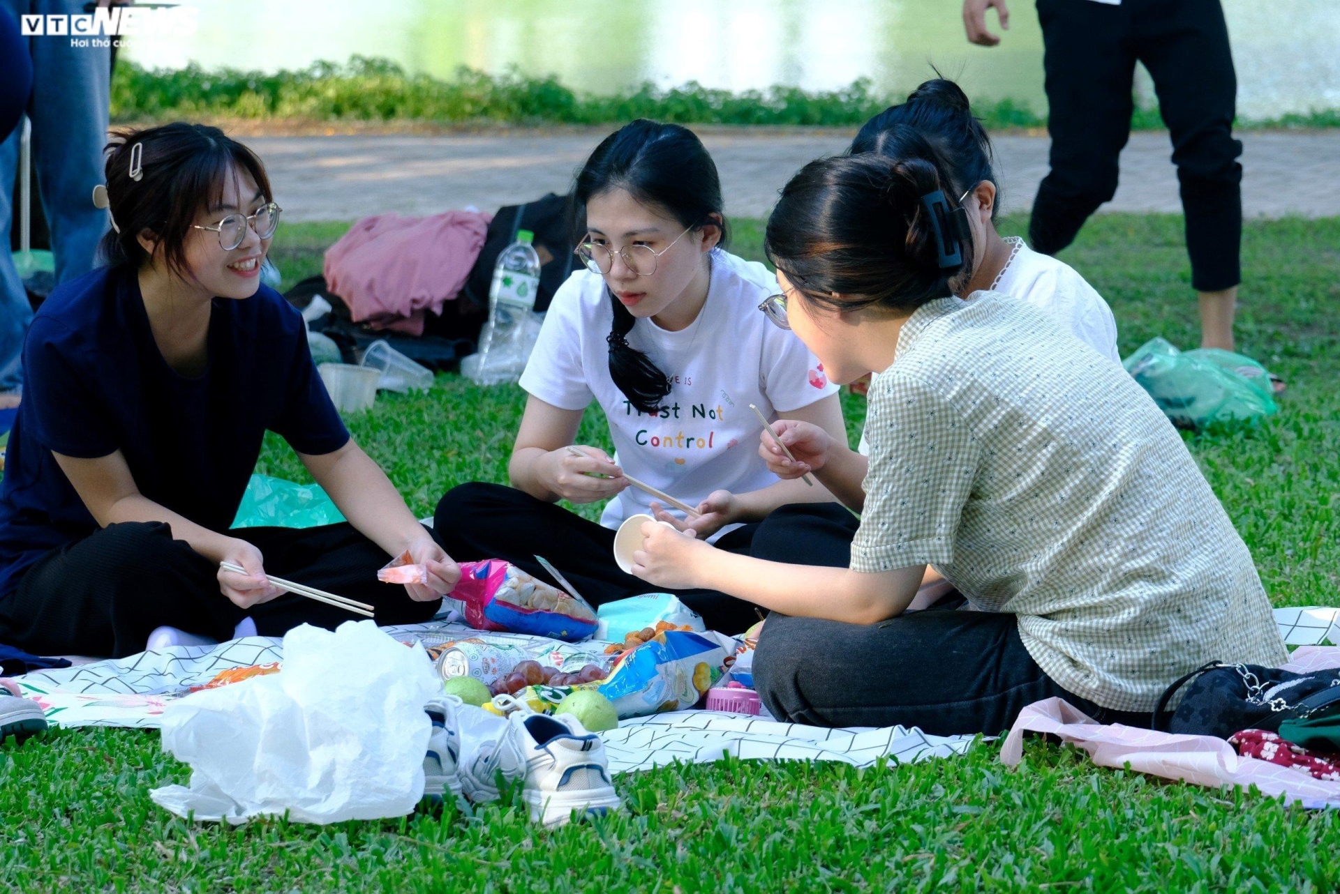 Nghỉ lễ 2/9, người Hà Nội đổ về công viên Yên Sở cắm trại, nướng thịt - 17