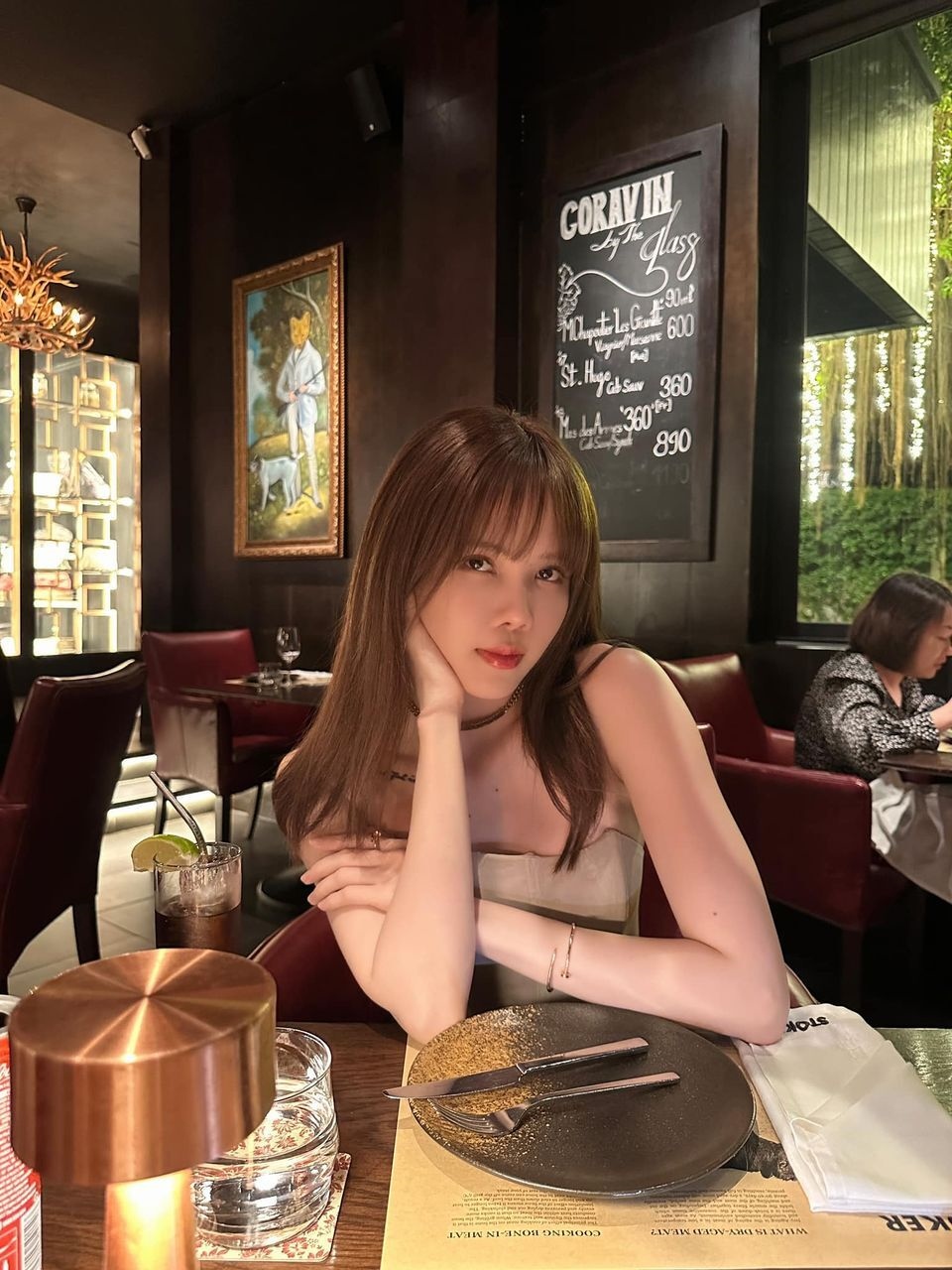 Sao Việt 4/9: Lý Nhã Kỳ thử váy cưới, Kim Tử Long hội ngộ vợ cũ thứ 2 - 7