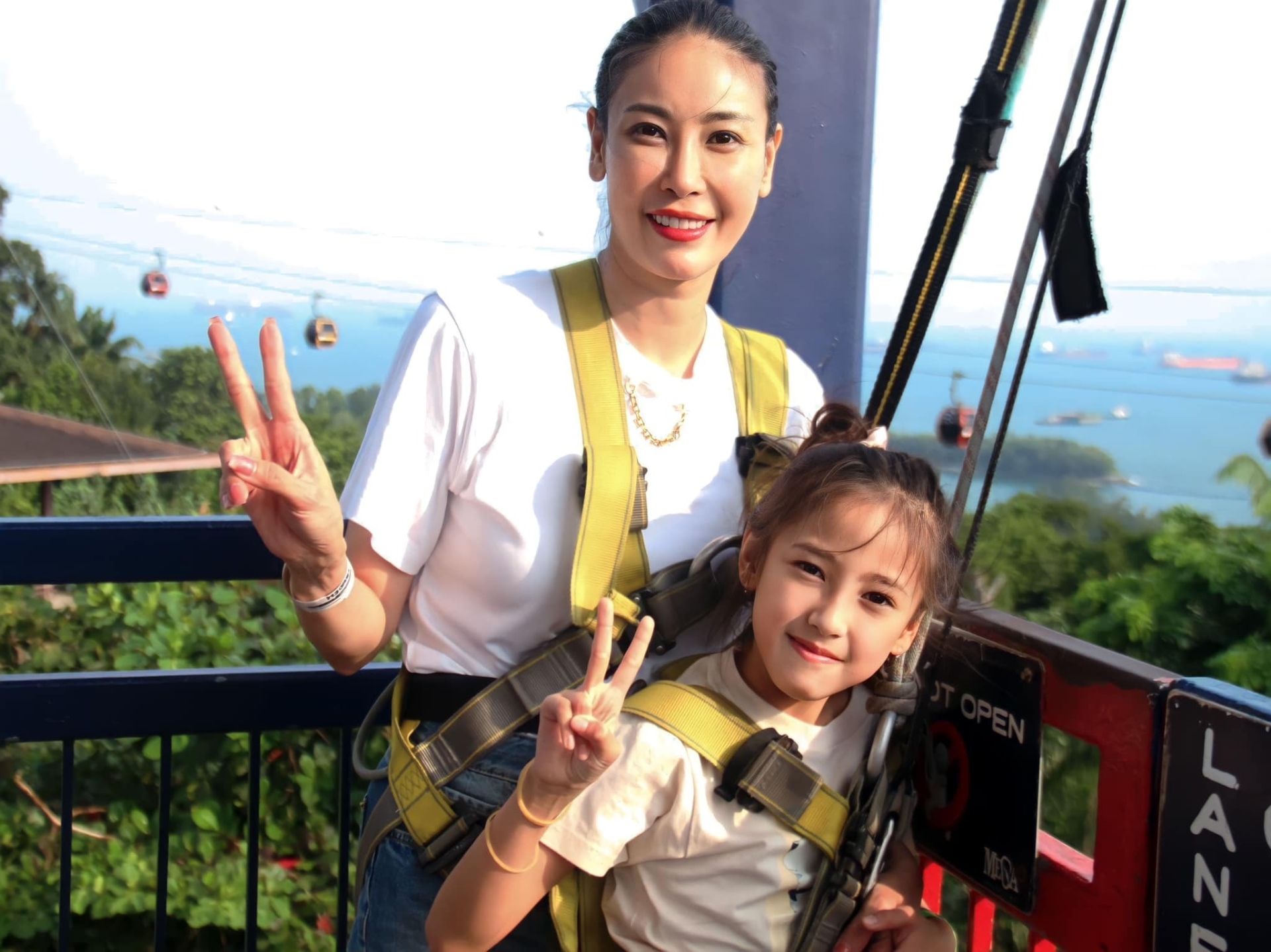 Sao Việt 4/9: Lý Nhã Kỳ thử váy cưới, Kim Tử Long hội ngộ vợ cũ thứ 2 - 9