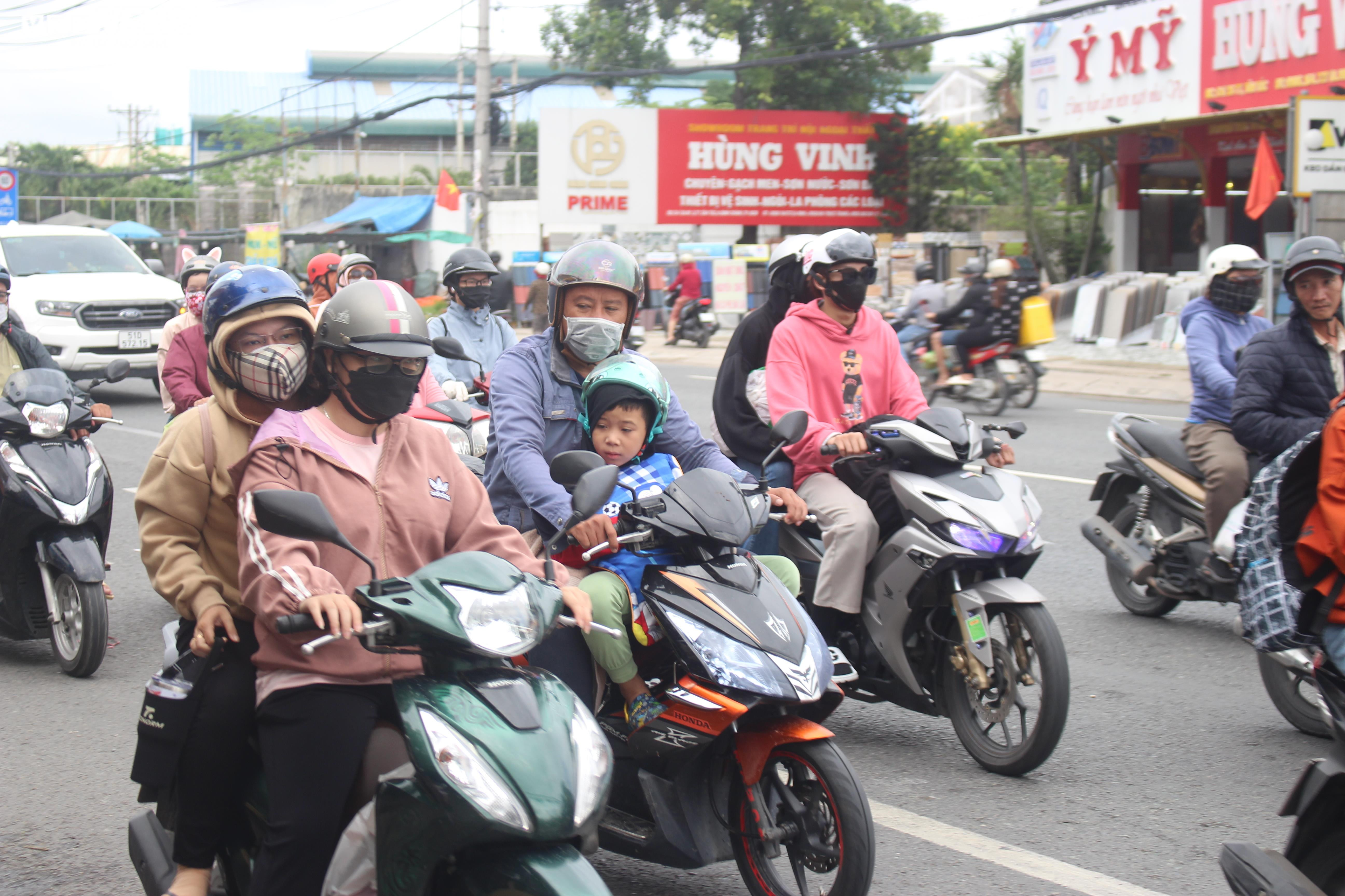 Sáng 4/9, thời tiết 'dọa mưa', người dân nơm nớp đi xe máy về lại thành phố - 4
