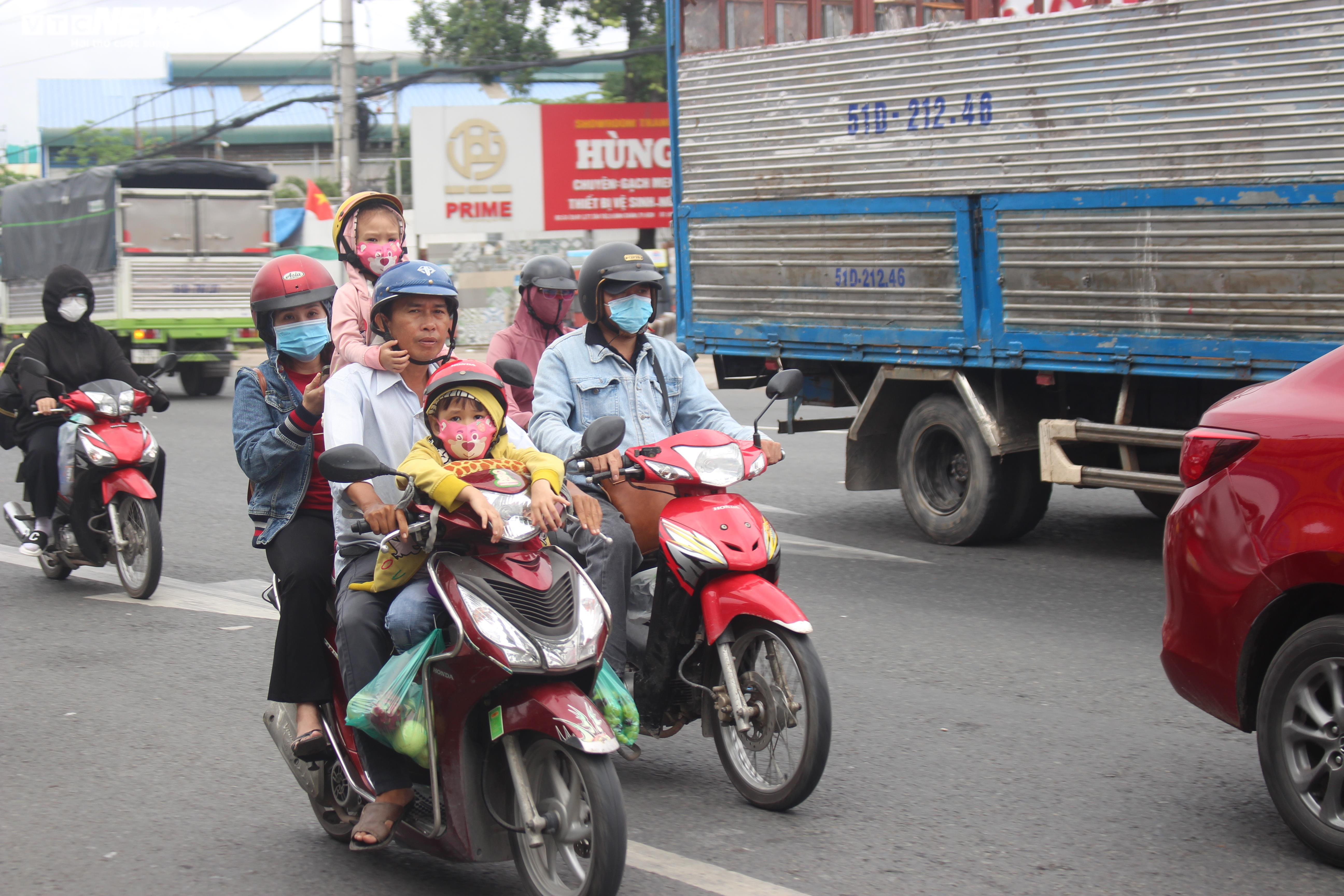 Sáng 4/9, thời tiết 'dọa mưa', người dân nơm nớp đi xe máy về lại thành phố - 6