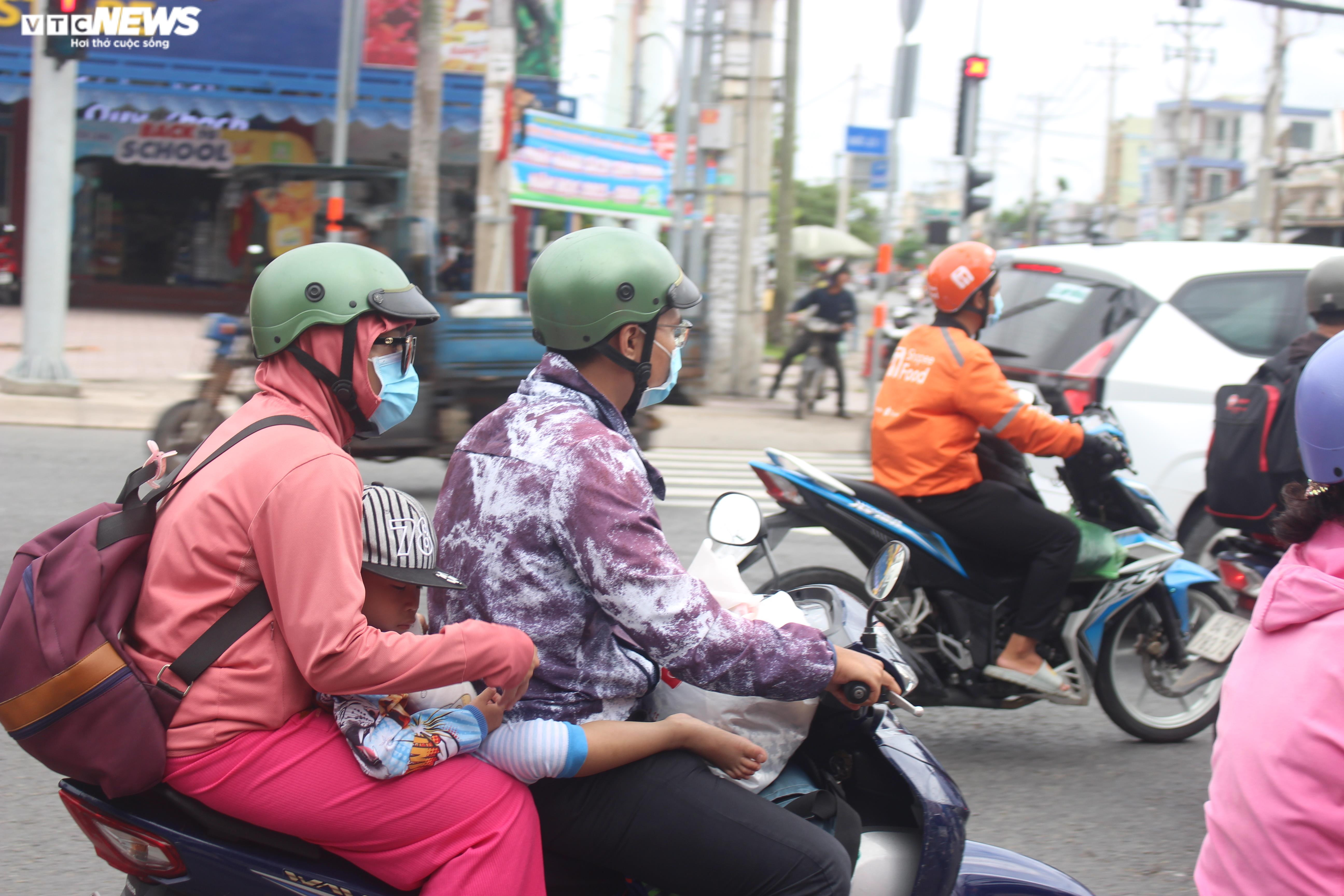 Sáng 4/9, thời tiết 'dọa mưa', người dân nơm nớp đi xe máy về lại thành phố - 8