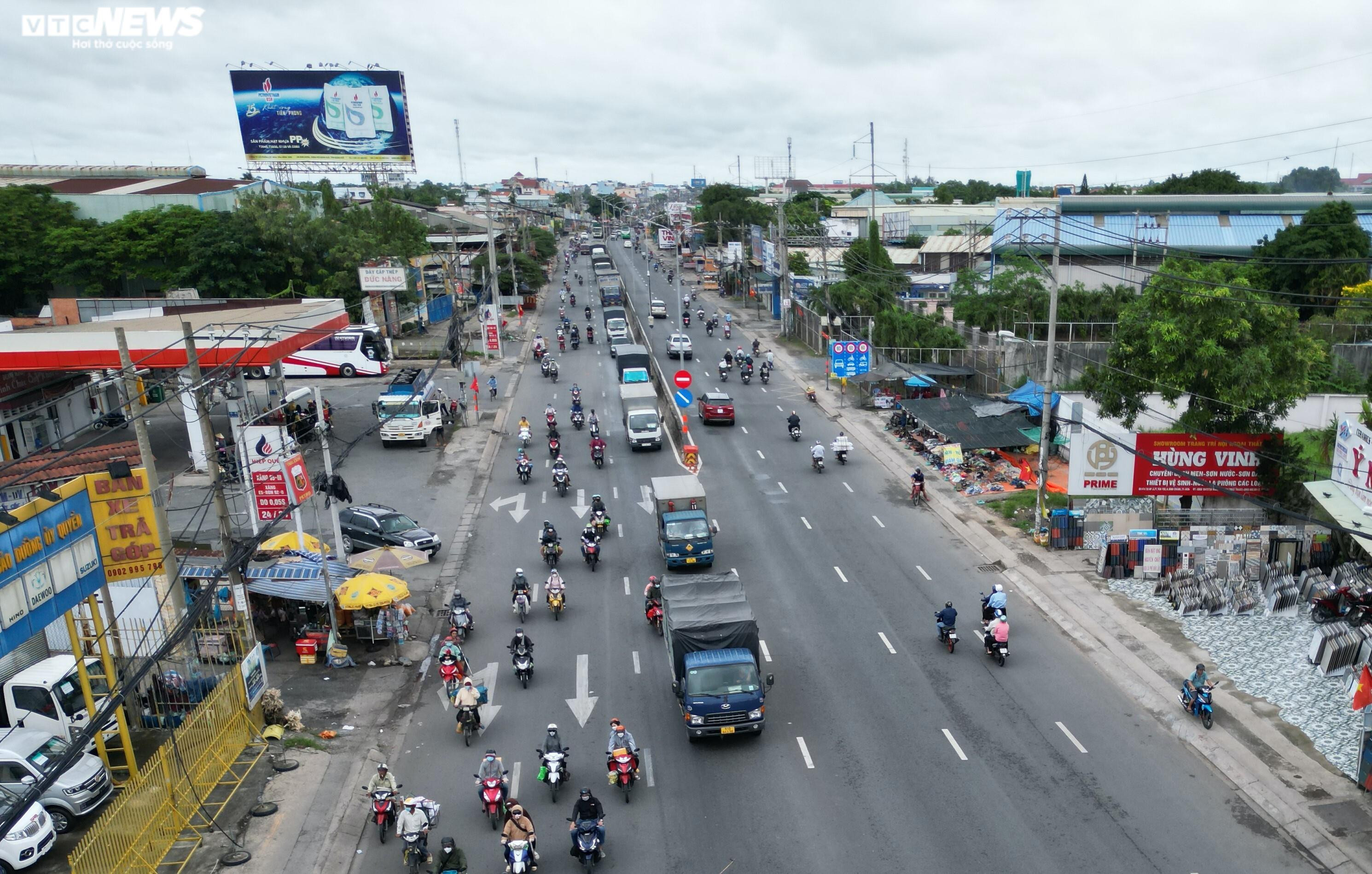 Sáng 4/9, thời tiết 'dọa mưa', người dân nơm nớp đi xe máy về lại thành phố - 9