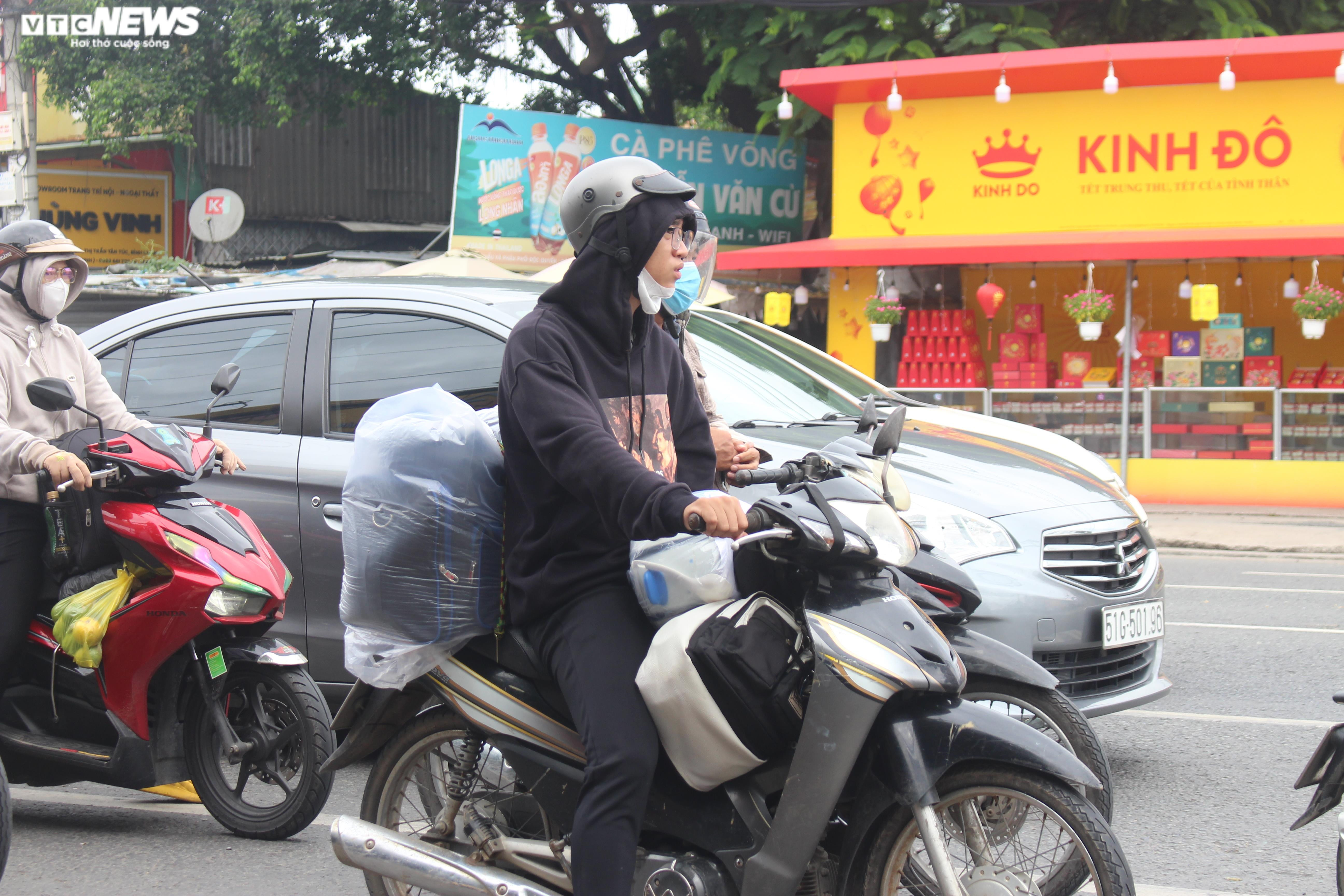 Sáng 4/9, thời tiết 'dọa mưa', người dân nơm nớp đi xe máy về lại thành phố - 5