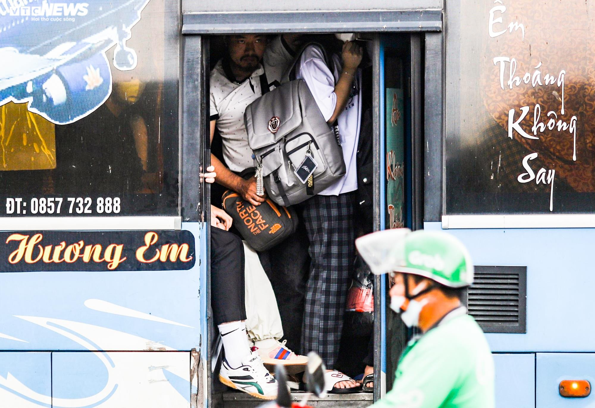 Giao thông ngày cuối nghỉ lễ: Hà Nội ùn tắc, TP.HCM thông thoáng - 8