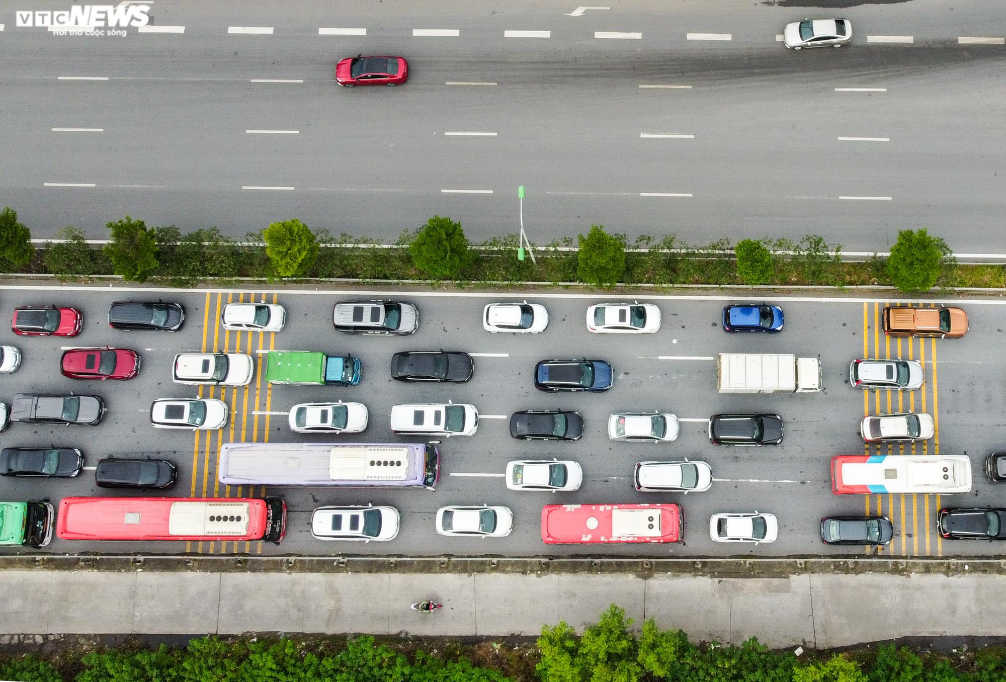 Giao thông ngày cuối nghỉ lễ: Hà Nội ùn tắc, TP.HCM thông thoáng - 4