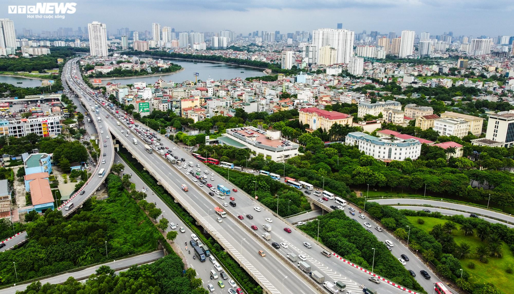 Giao thông ngày cuối nghỉ lễ: Hà Nội ùn tắc, TP.HCM thông thoáng - 1