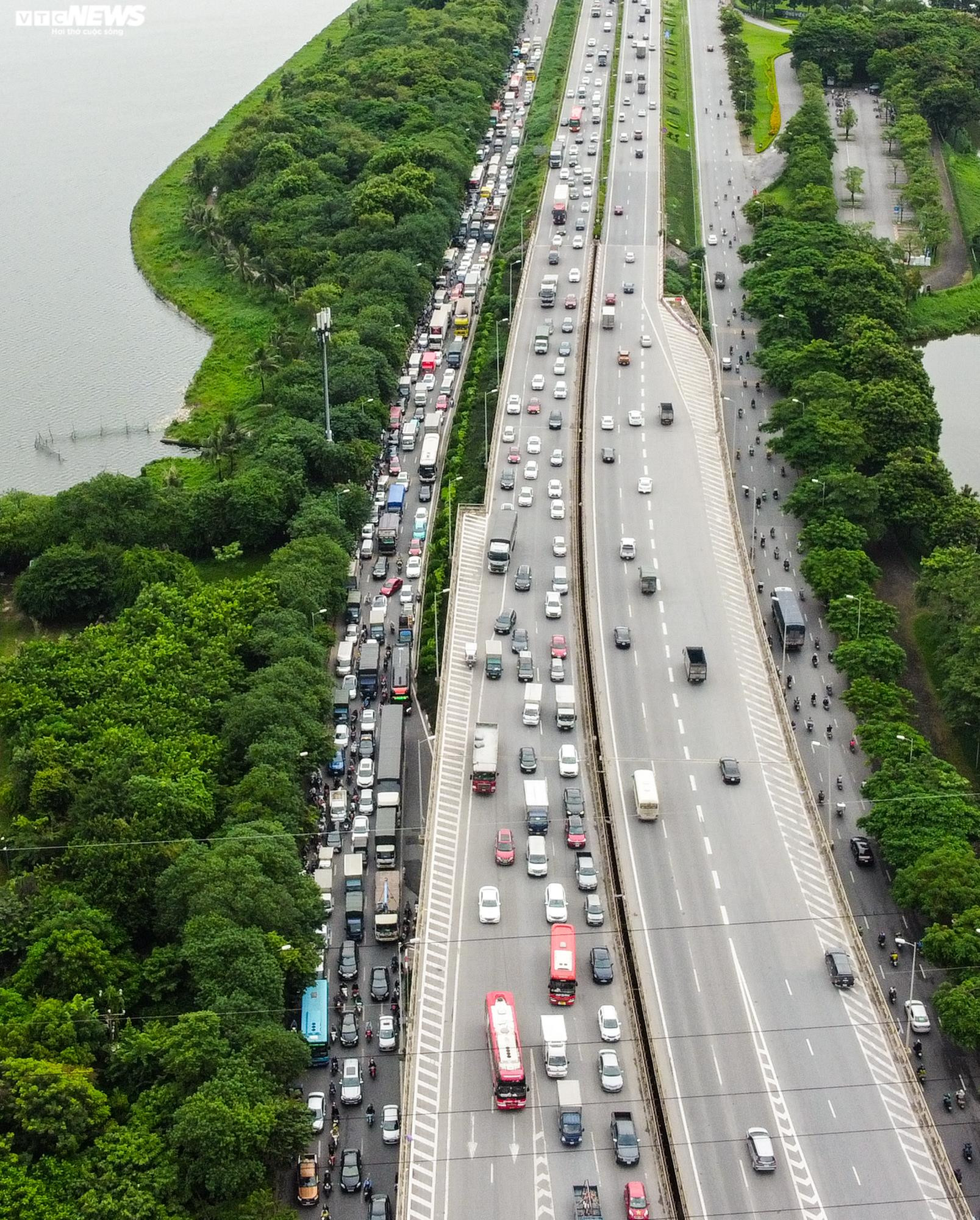 Giao thông ngày cuối nghỉ lễ: Hà Nội ùn tắc, TP.HCM thông thoáng - 3