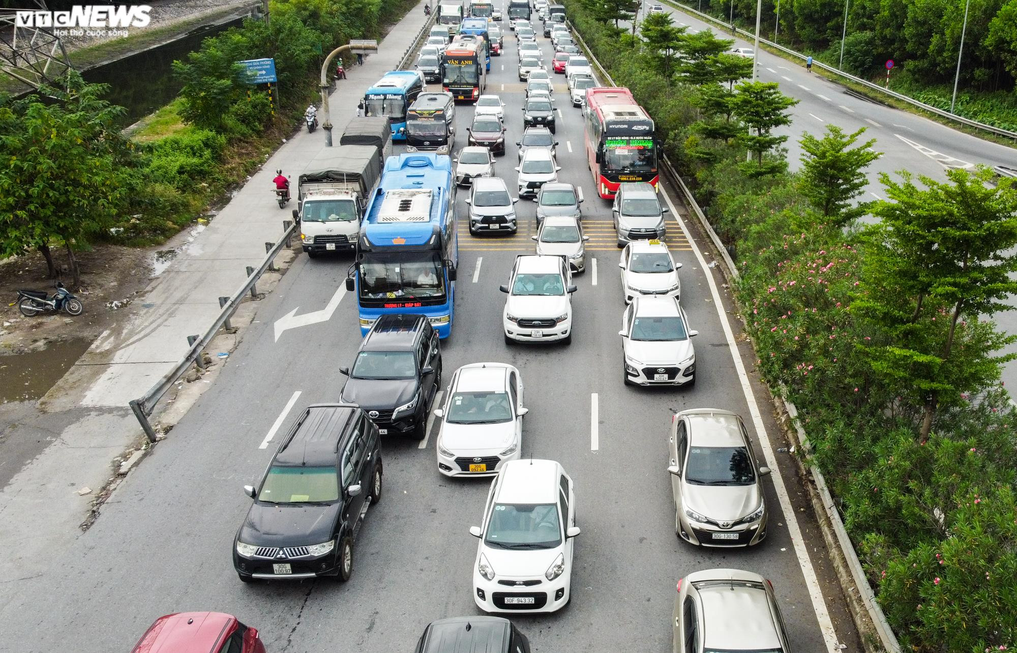 Giao thông ngày cuối nghỉ lễ: Hà Nội ùn tắc, TP.HCM thông thoáng - 5