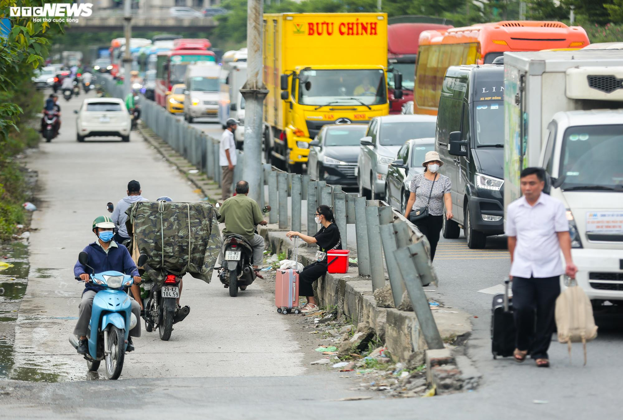 Giao thông ngày cuối nghỉ lễ: Hà Nội ùn tắc, TP.HCM thông thoáng - 6