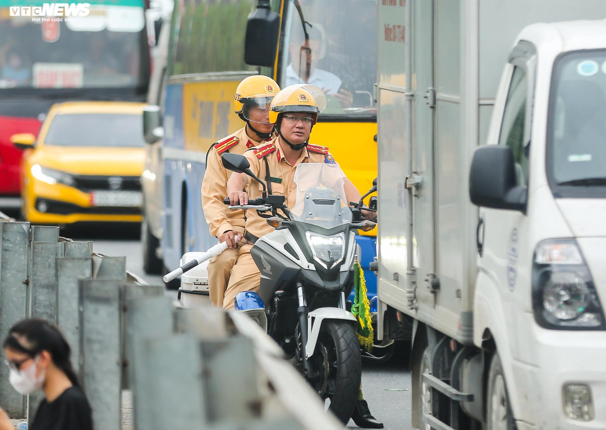 Giao thông ngày cuối nghỉ lễ: Hà Nội ùn tắc, TP.HCM thông thoáng - 9