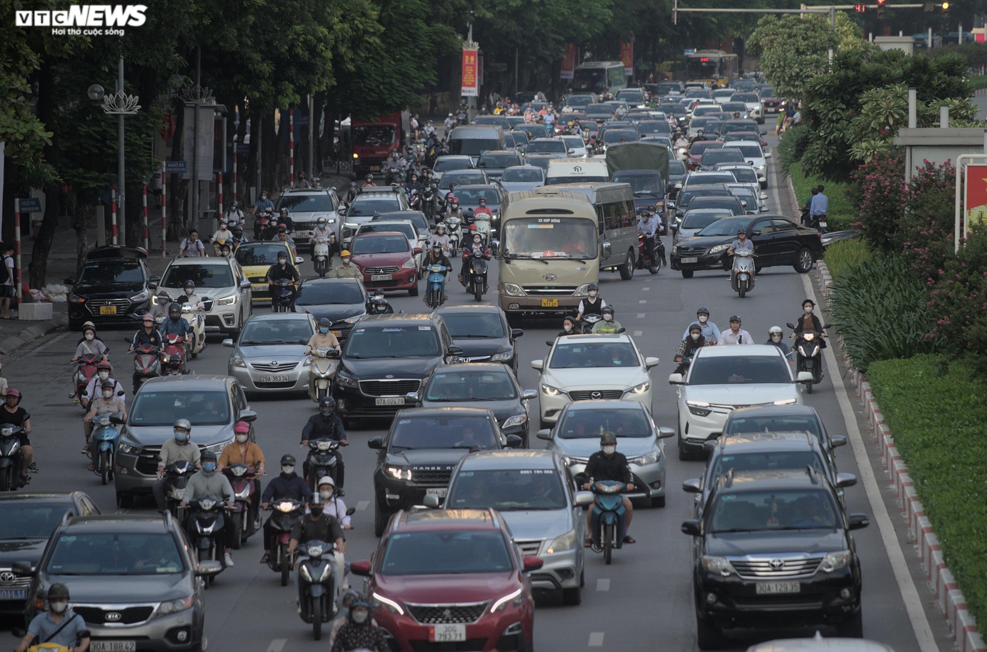 Đường Hà Nội tắc dài trong ngày khai giảng năm học mới - 17
