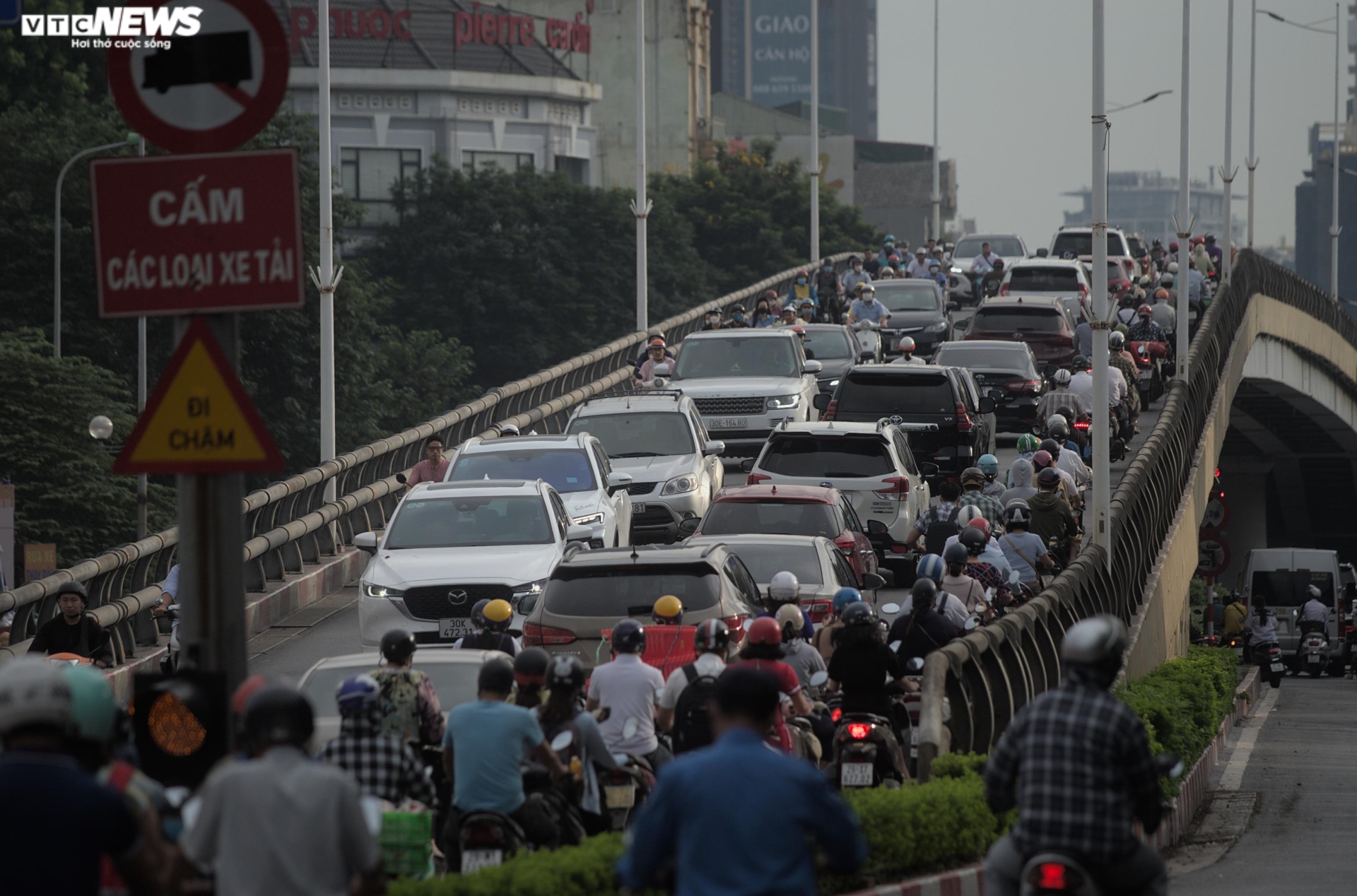 Đường Hà Nội tắc dài trong ngày khai giảng năm học mới - 18