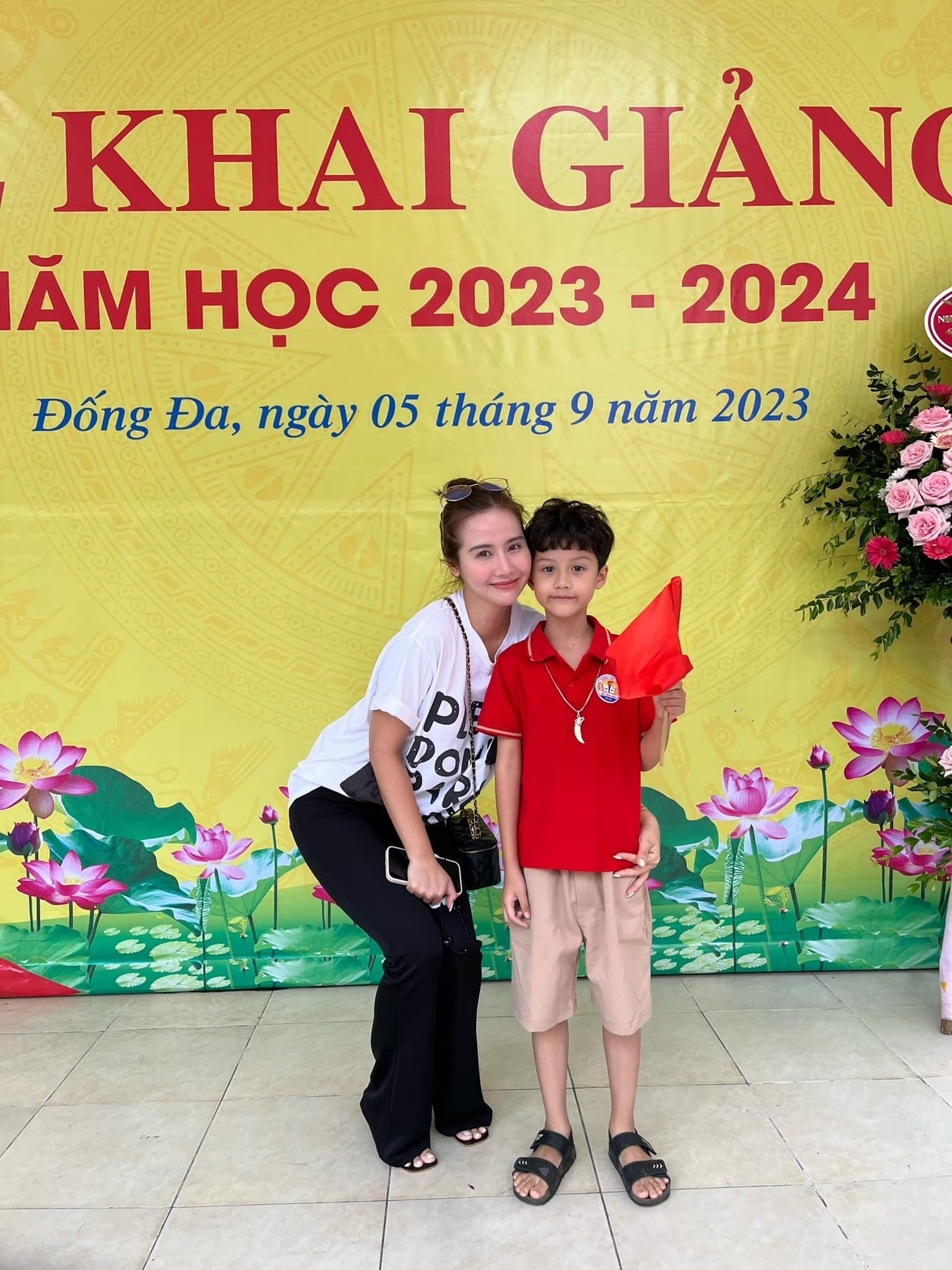 Sao Việt nô nức đưa con đi khai giảng, vợ cố nhạc sĩ Trần Lập chia sẻ xúc động - 3
