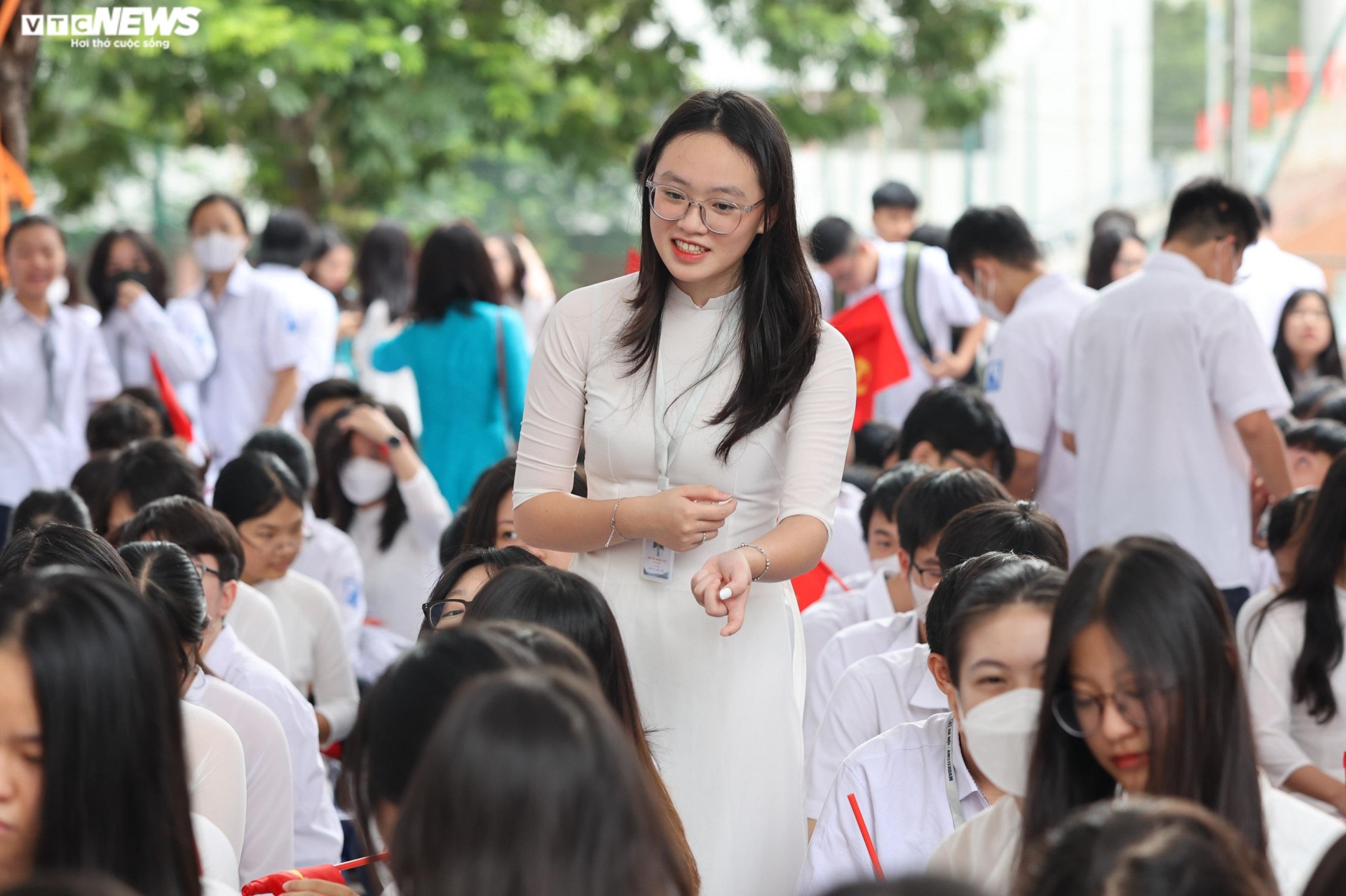 Vẻ đẹp trong sáng, ngọt ngào của nữ sinh trong tà áo dài trắng ngày khai giảng - 5