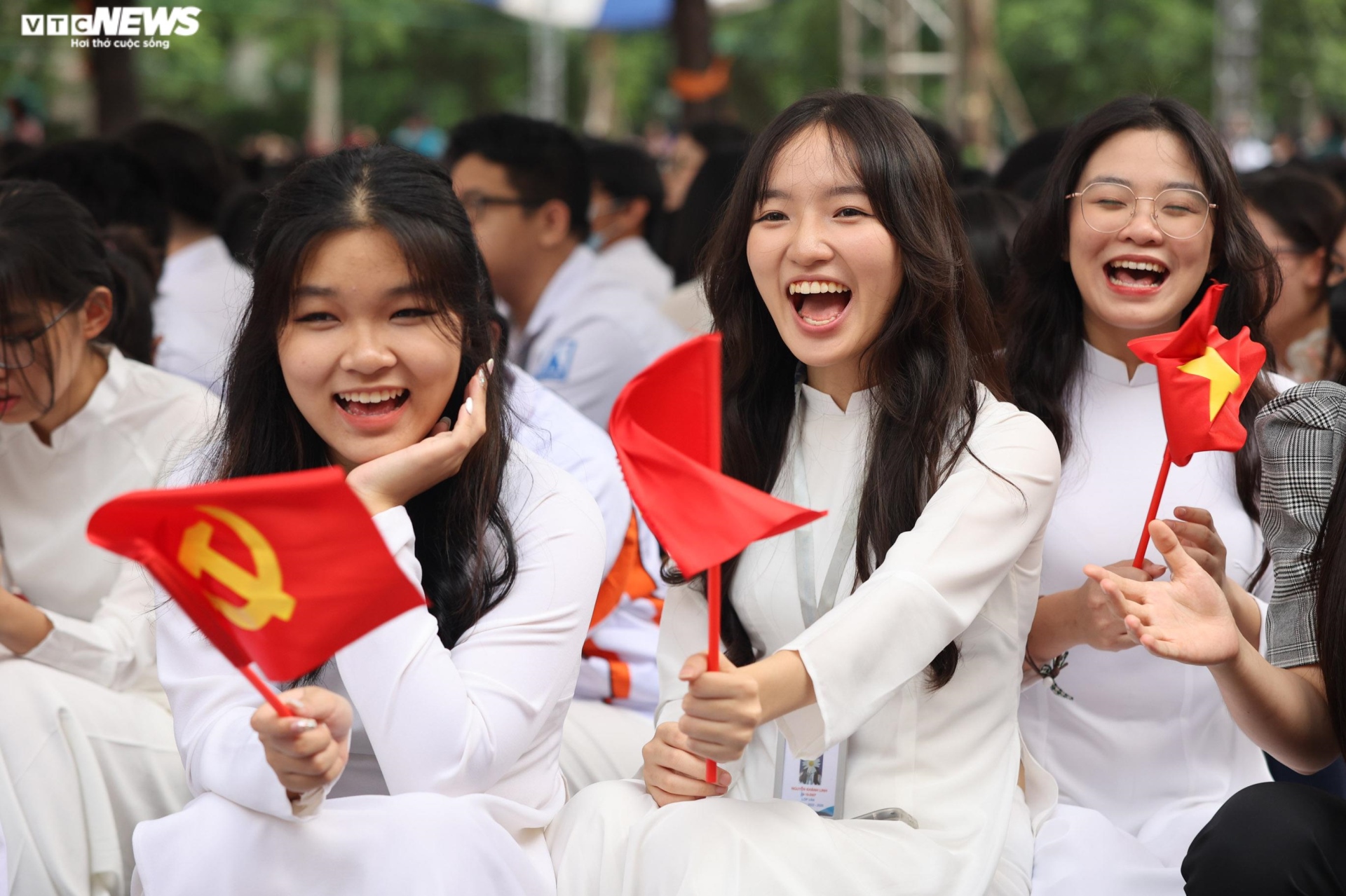 Vẻ đẹp trong sáng, ngọt ngào của nữ sinh trong tà áo dài trắng ngày khai giảng - 10