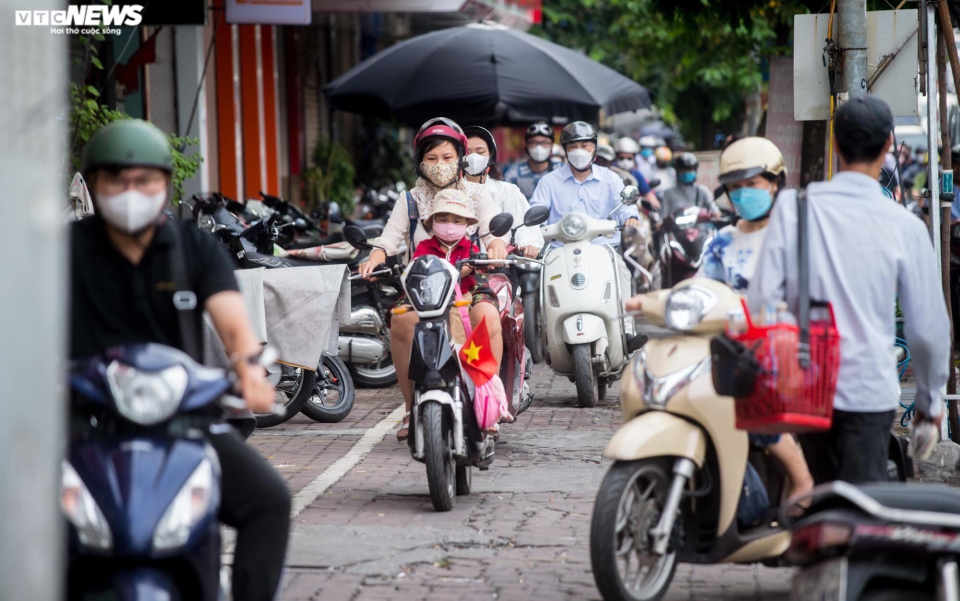 Đường Hà Nội tắc dài trong ngày khai giảng năm học mới - 5