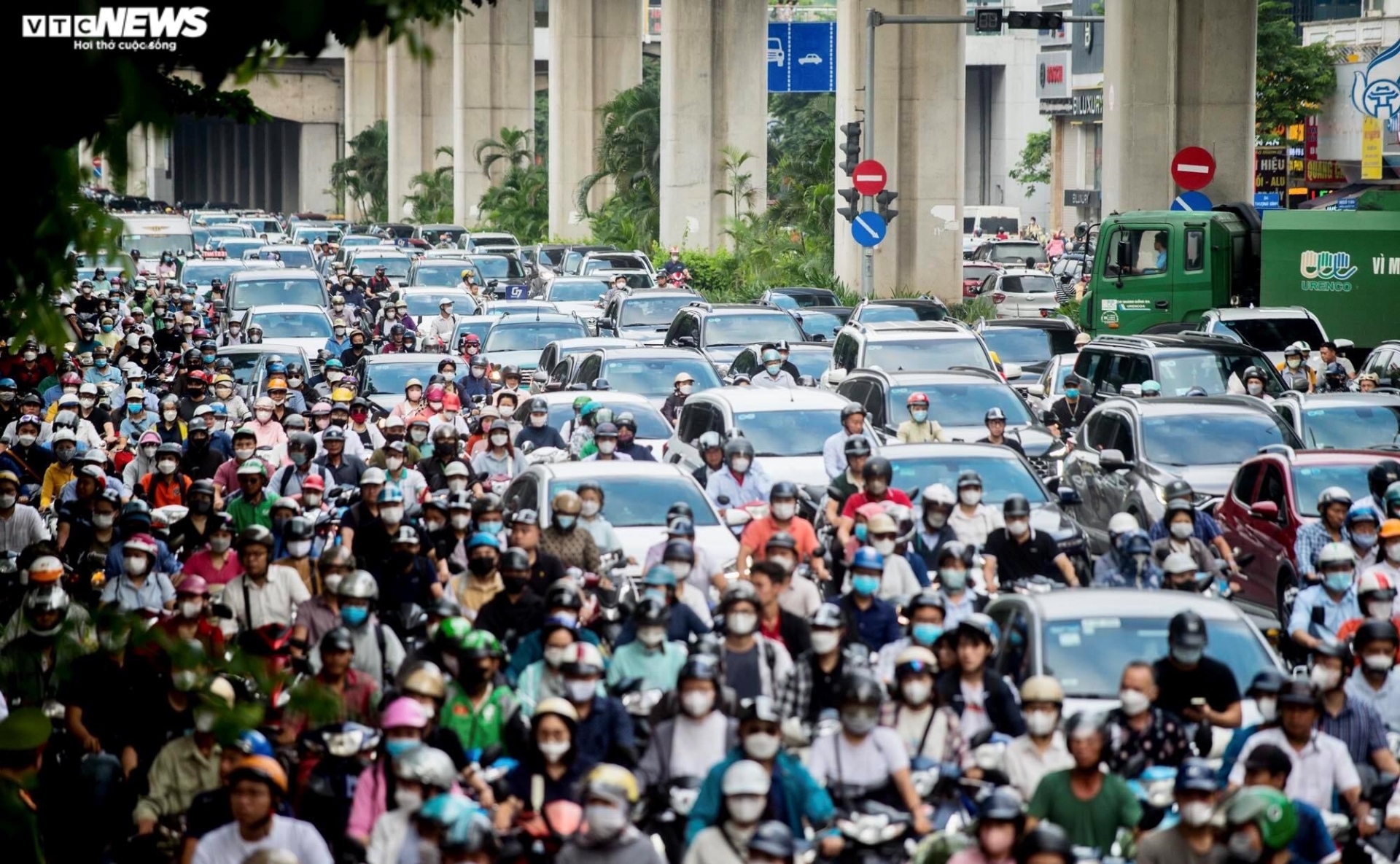 Đường Hà Nội tắc dài trong ngày khai giảng năm học mới - 1