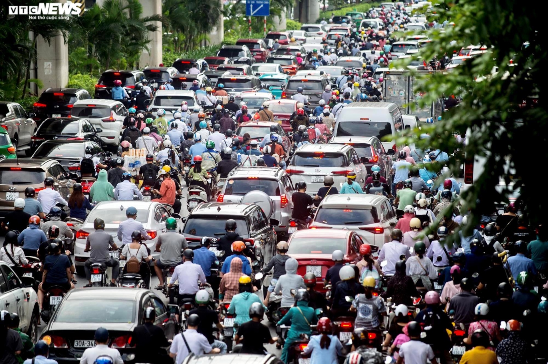 Đường Hà Nội tắc dài trong ngày khai giảng năm học mới - 2
