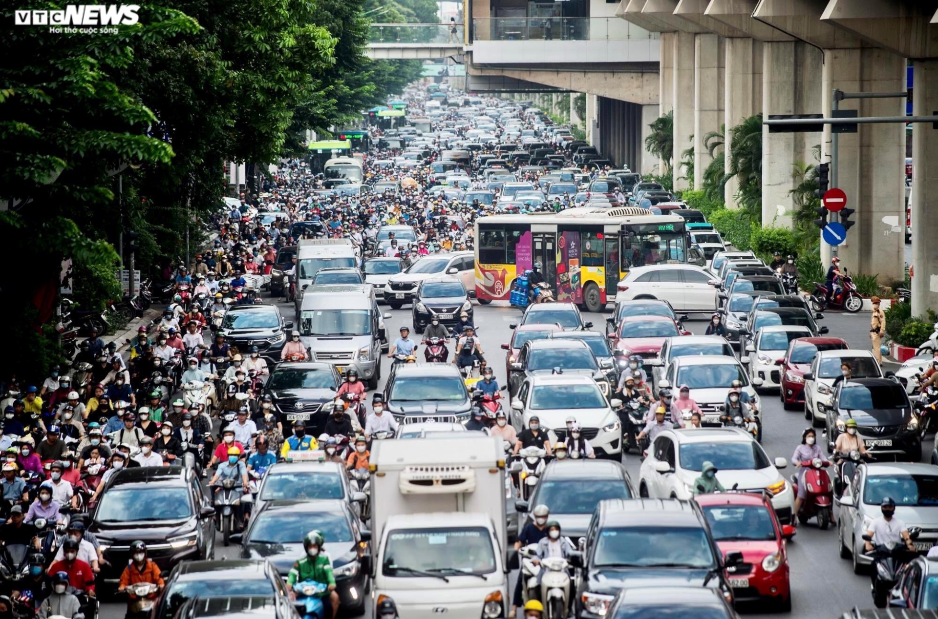 Đường Hà Nội tắc dài trong ngày khai giảng năm học mới - 3