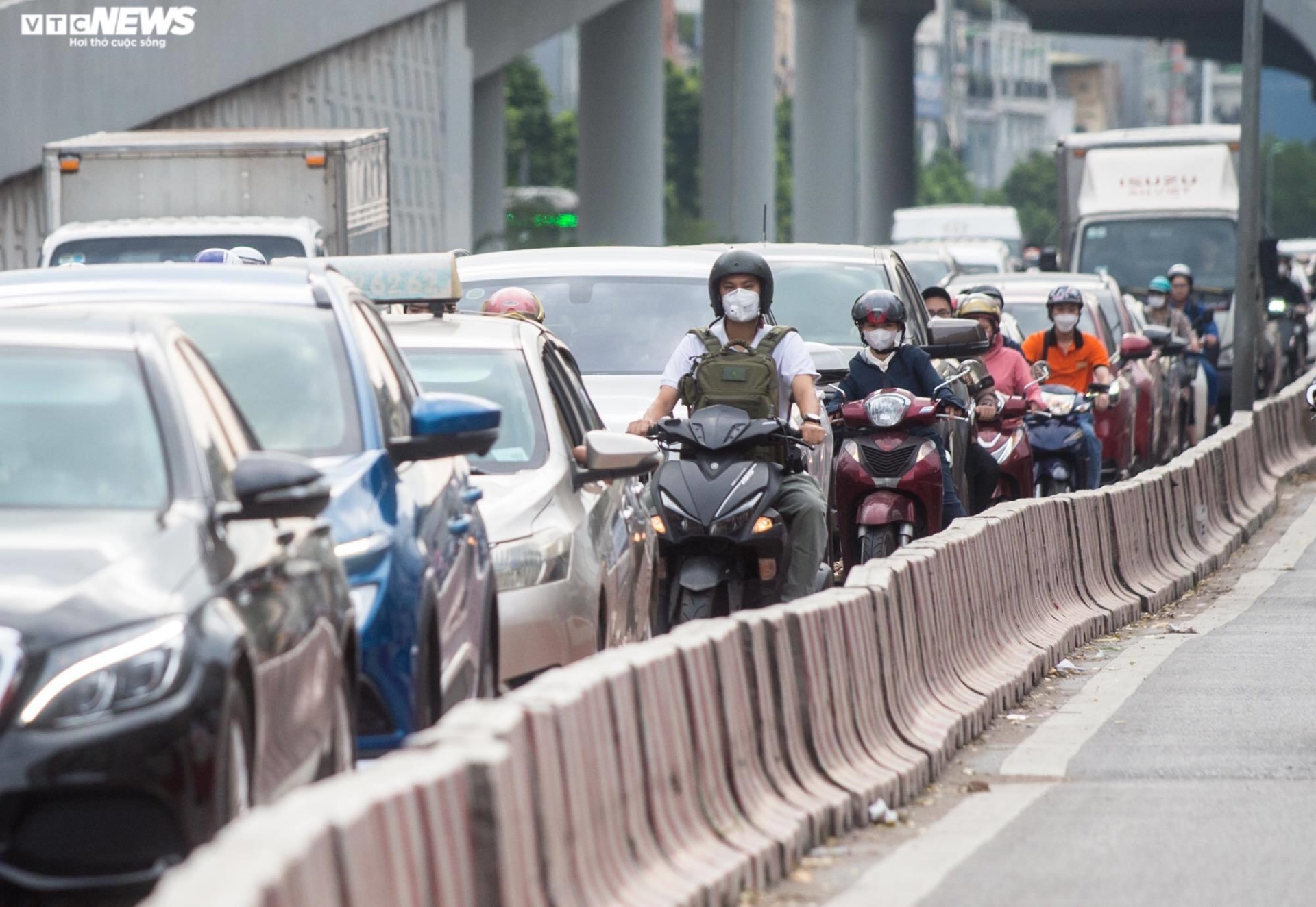 Đường Hà Nội tắc dài trong ngày khai giảng năm học mới - 4