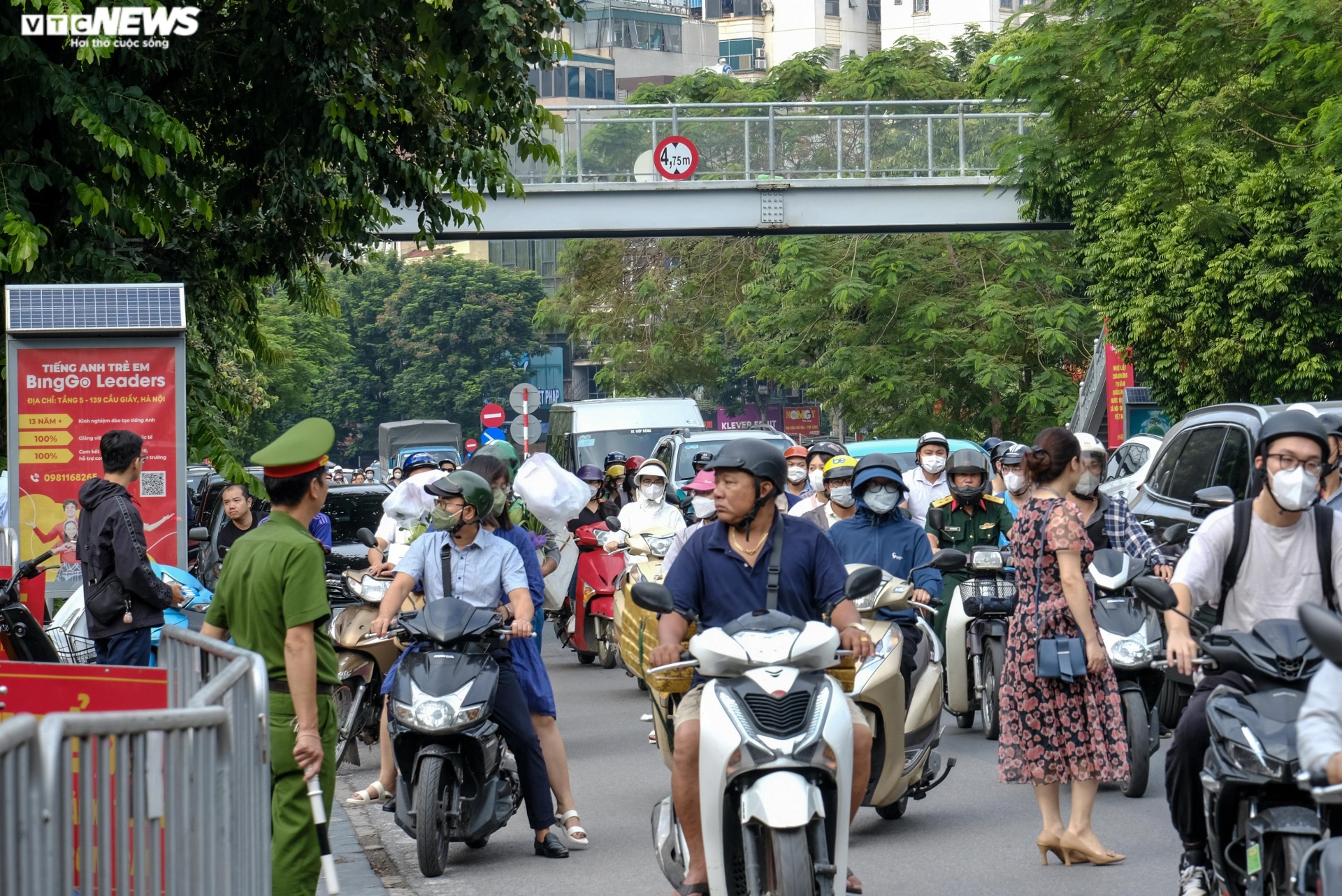 Đường Hà Nội tắc dài trong ngày khai giảng năm học mới - 9