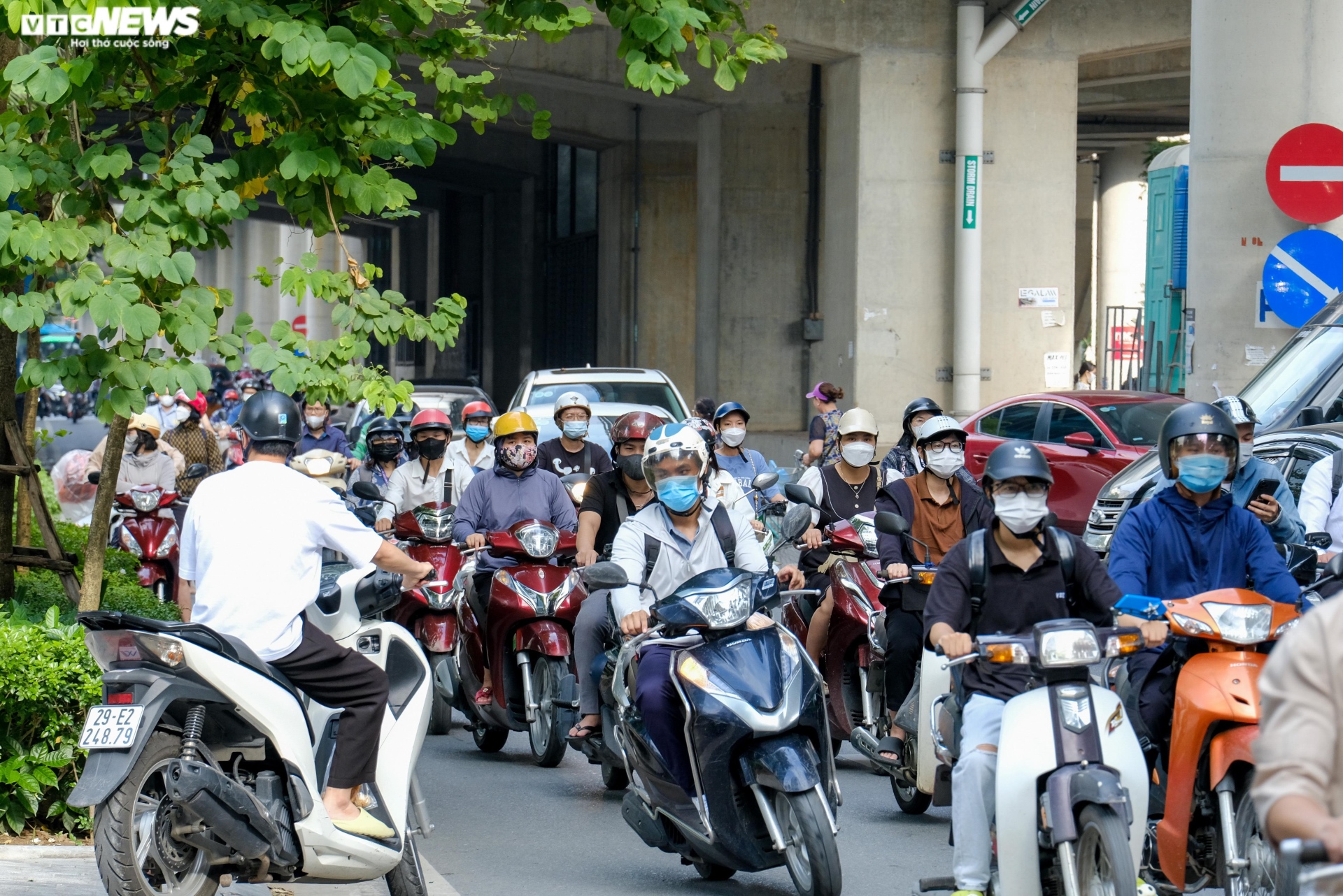Đường Hà Nội tắc dài trong ngày khai giảng năm học mới - 14