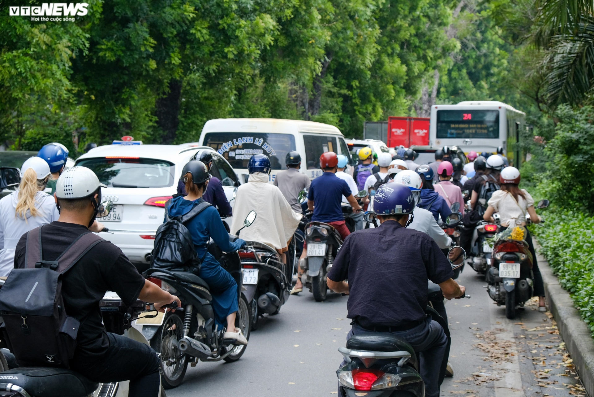 Đường Hà Nội tắc dài trong ngày khai giảng năm học mới - 15