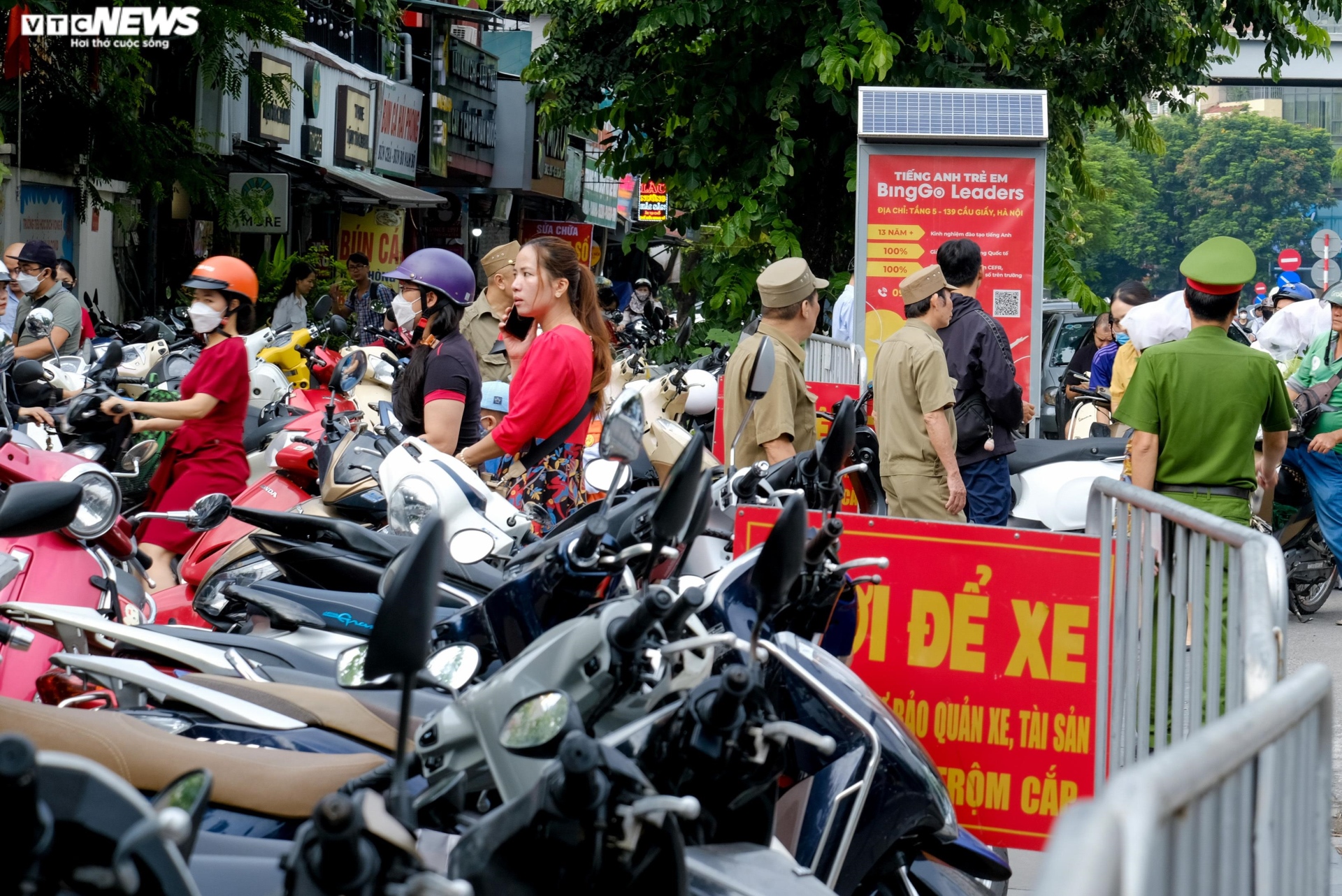 Đường Hà Nội tắc dài trong ngày khai giảng năm học mới - 12