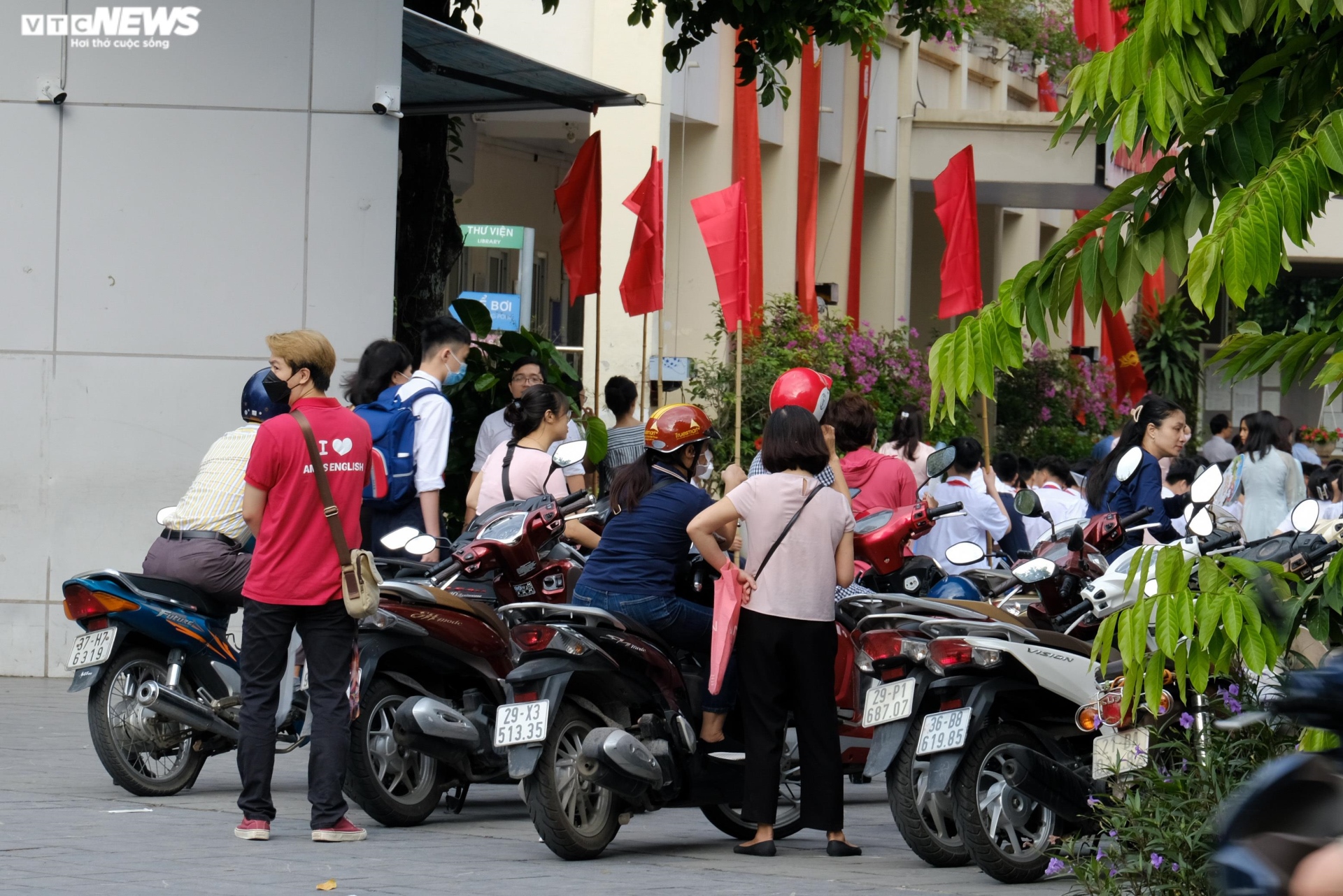 Đường Hà Nội tắc dài trong ngày khai giảng năm học mới - 11