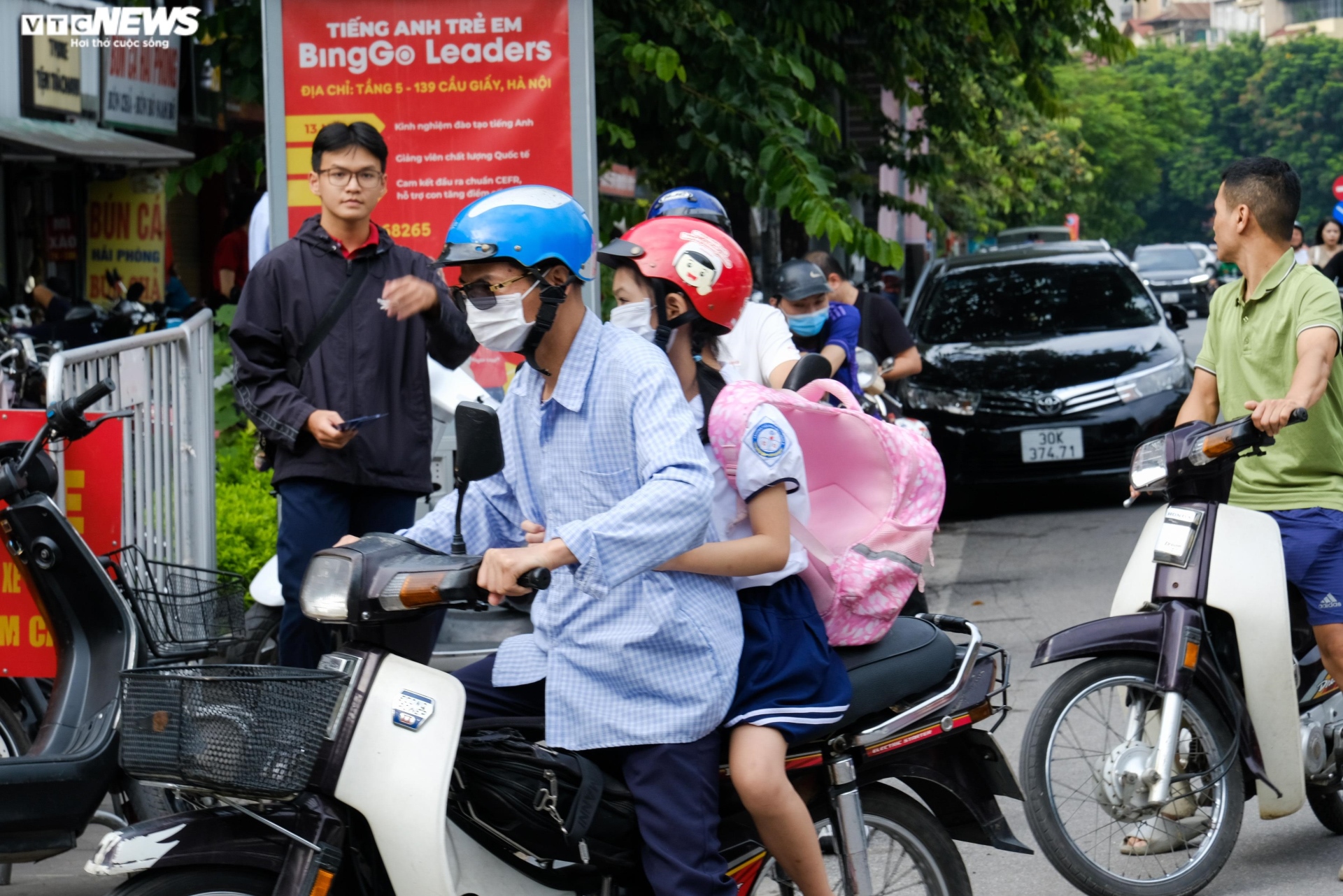 Đường Hà Nội tắc dài trong ngày khai giảng năm học mới - 10