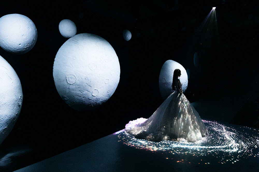 'Ma nữ đẹp nhất Thái Lan' lộng lẫy diện váy cưới do Lan Khuê thiết kế - 1