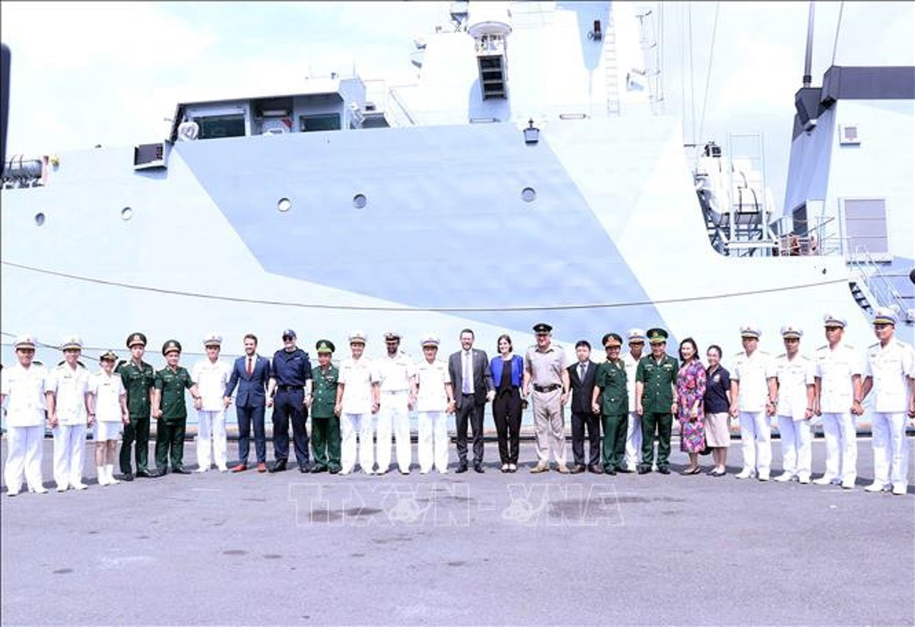 Tàu HMS Spey của Hải quân Hoàng gia Anh thăm TP. HCM.