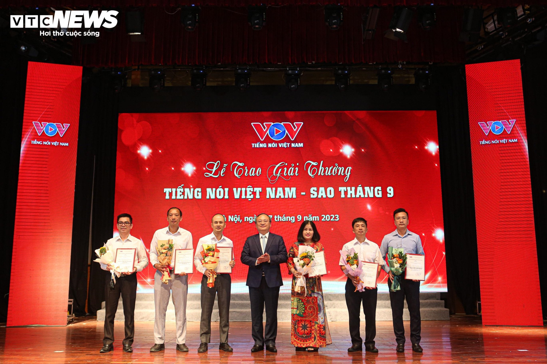Toàn cảnh Lễ trao Giải thưởng Tiếng nói Việt Nam – Sao tháng 9 - 9