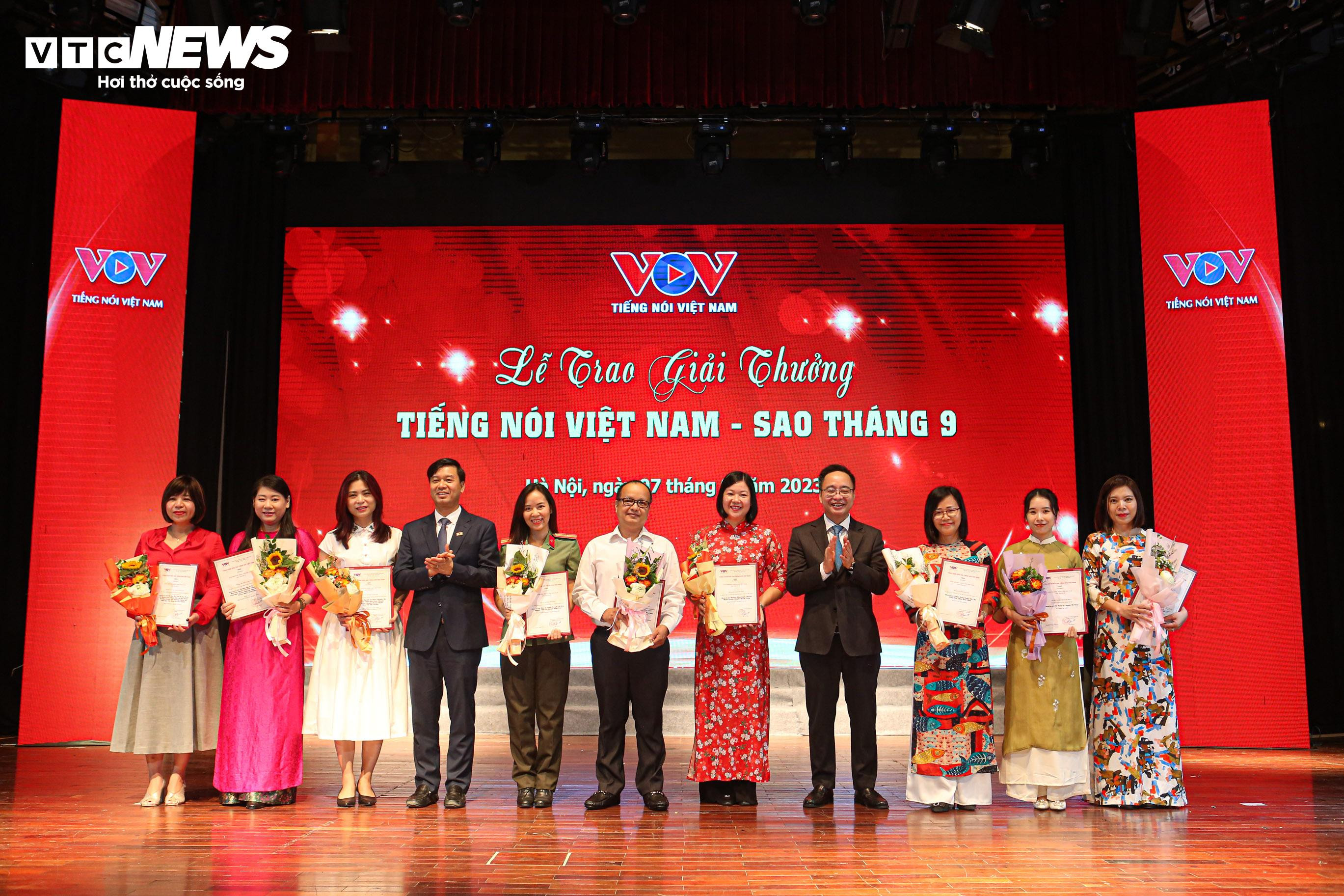 Toàn cảnh Lễ trao Giải thưởng Tiếng nói Việt Nam – Sao tháng 9 - 12