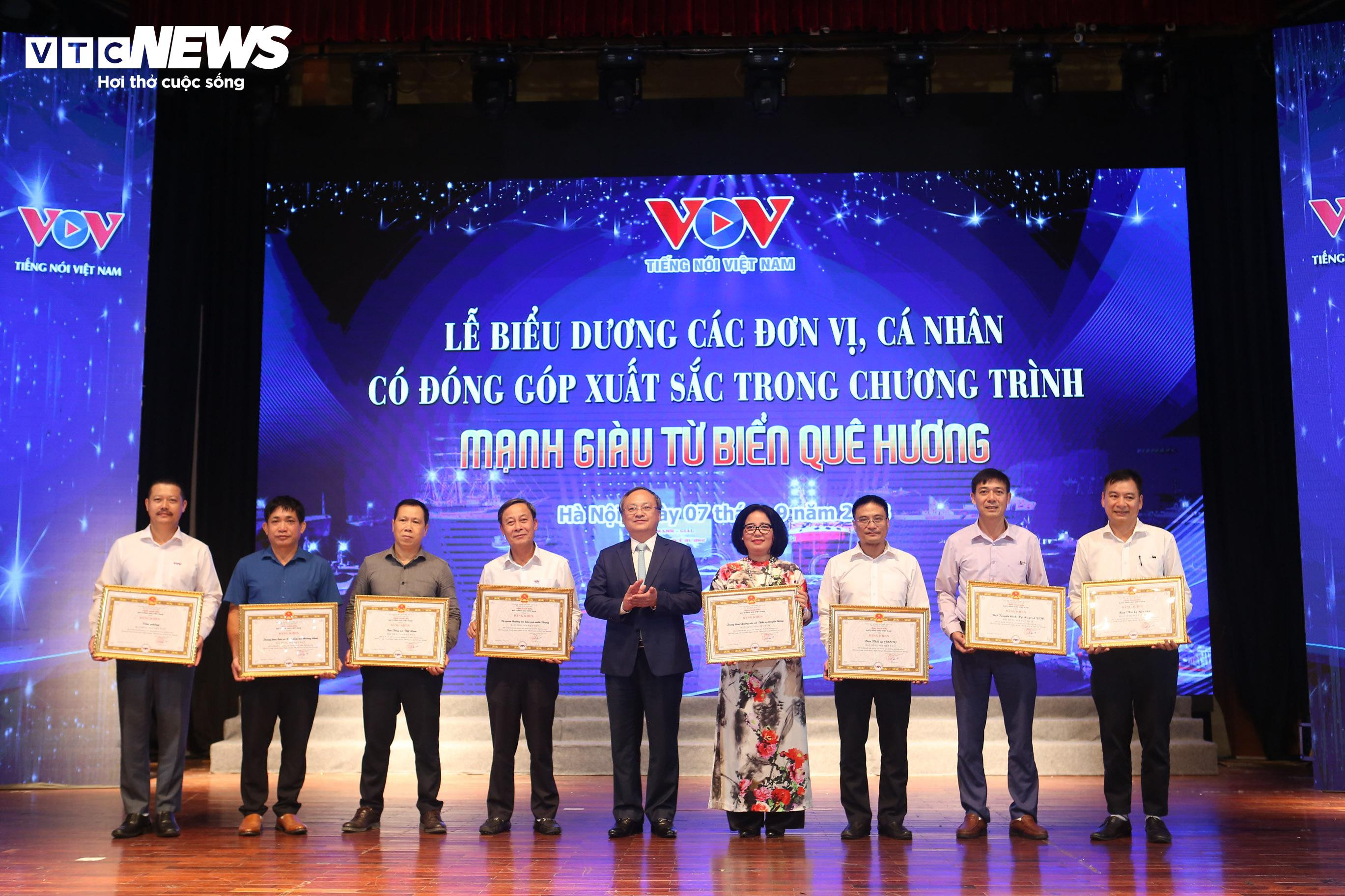 Toàn cảnh Lễ trao Giải thưởng Tiếng nói Việt Nam – Sao tháng 9 - 13