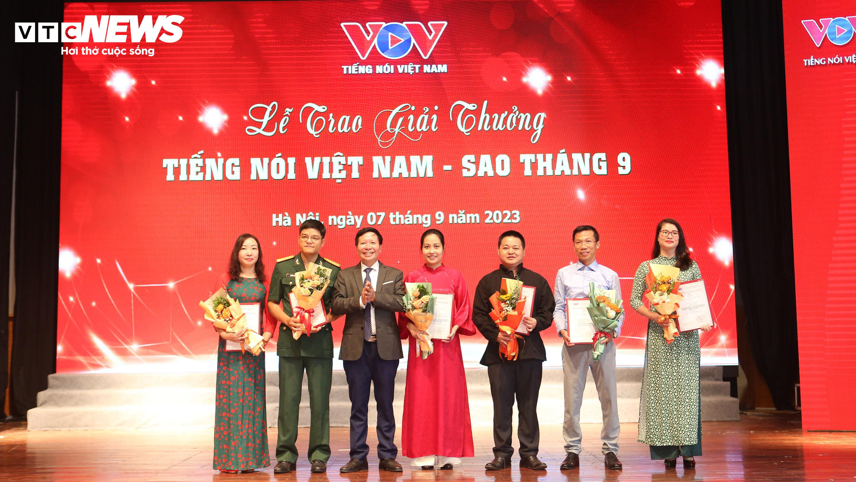 Toàn cảnh Lễ trao Giải thưởng Tiếng nói Việt Nam – Sao tháng 9 - 11