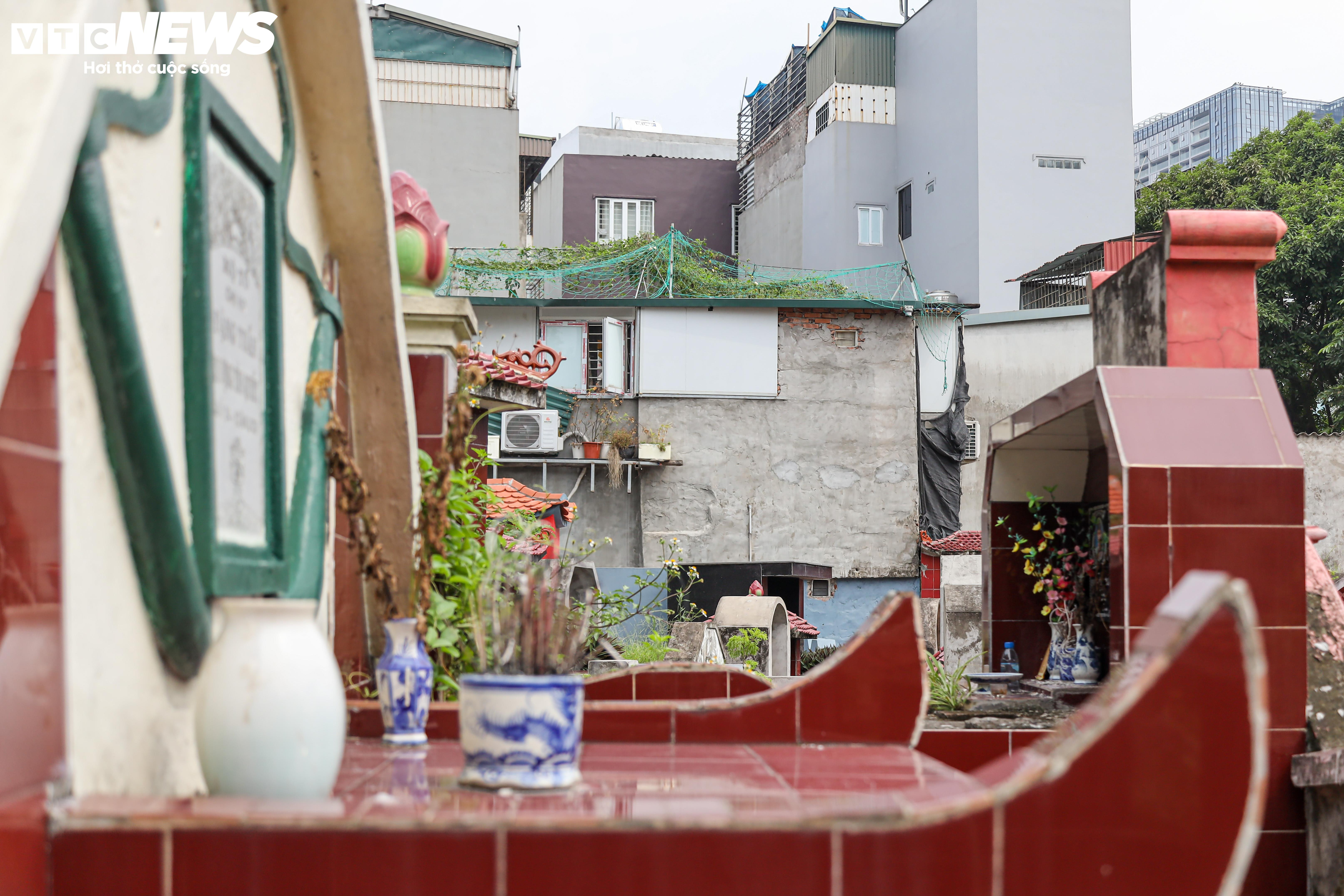 Nhà người sống chen với mộ người chết ngay giữa 'tấc đất tấc vàng' Hà Nội - 7