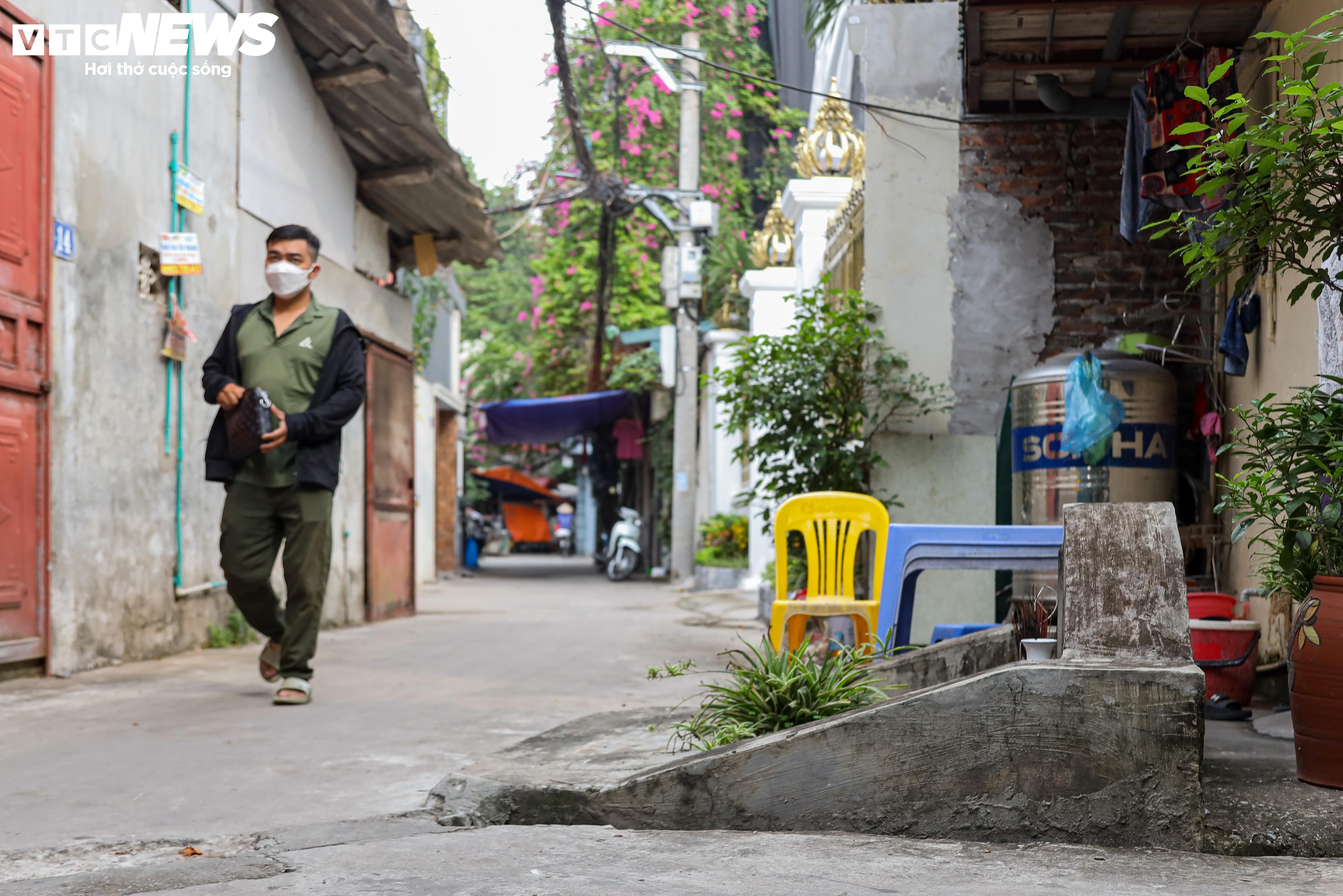 Nhà người sống chen với mộ người chết ngay giữa 'tấc đất tấc vàng' Hà Nội - 15