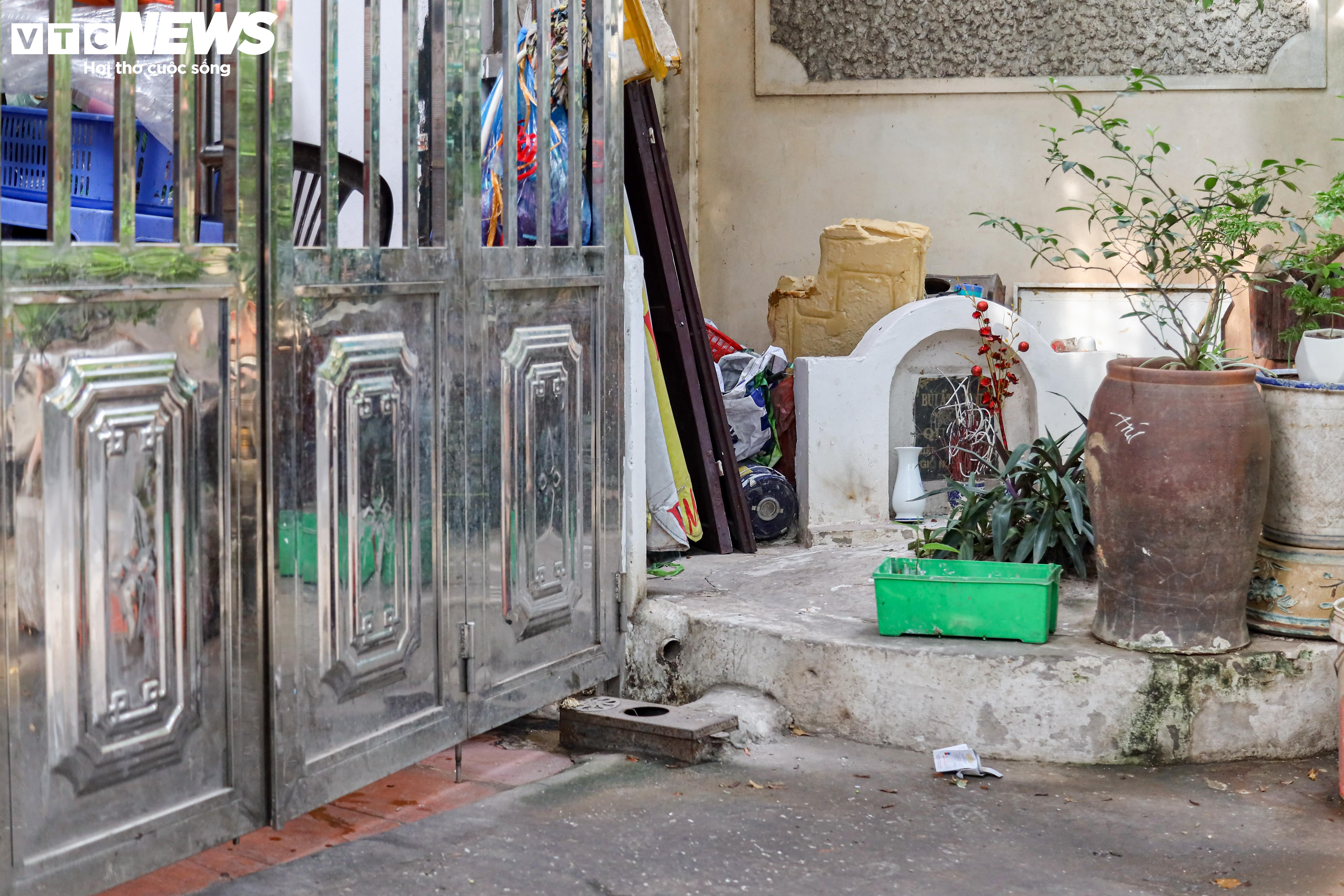 Nhà người sống chen với mộ người chết ngay giữa 'tấc đất tấc vàng' Hà Nội - 16