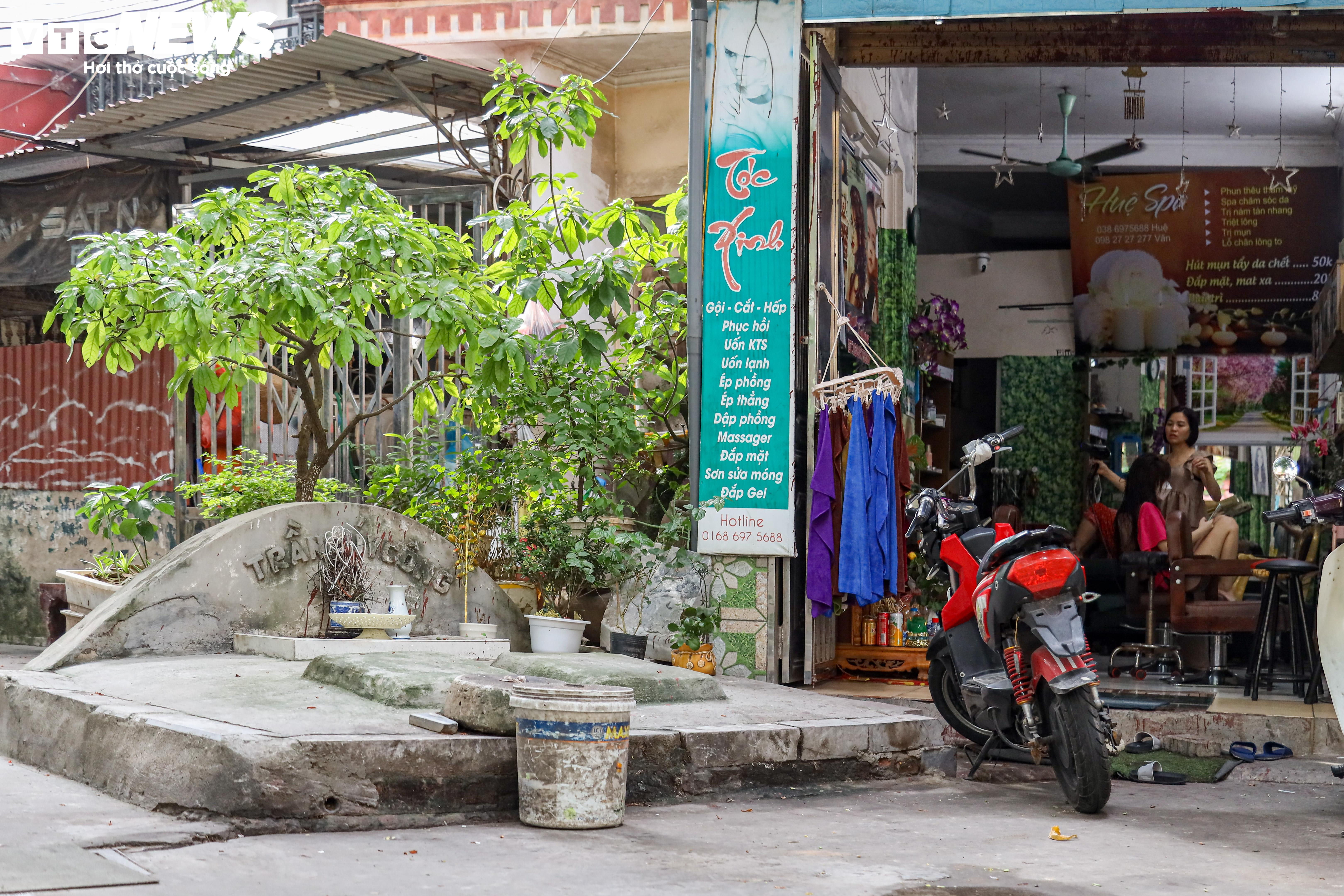Nhà người sống chen với mộ người chết ngay giữa 'tấc đất tấc vàng' Hà Nội - 14
